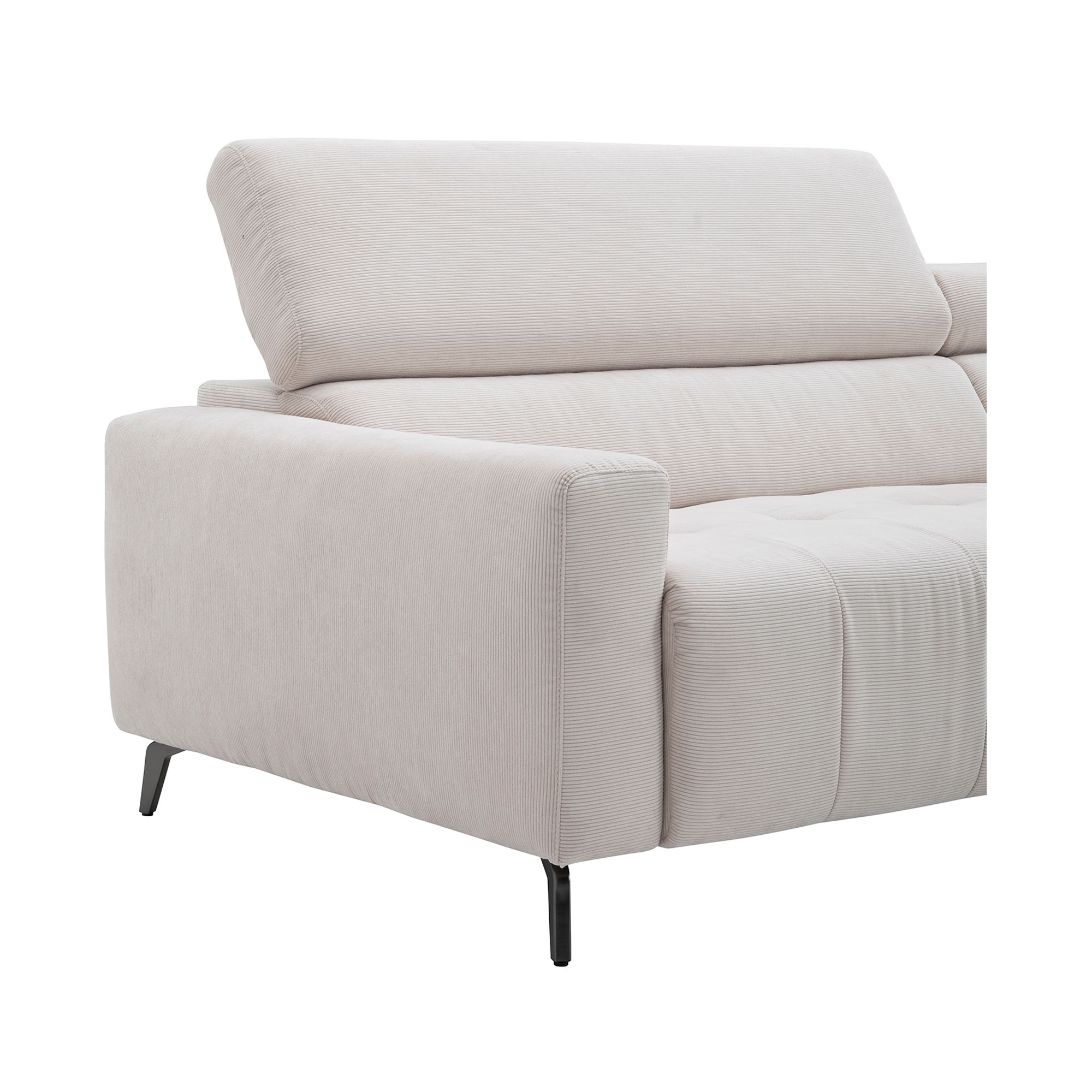 Nahaufnahme der rechten Armlehne des Longchairs und der Seitenansicht der Eckgarnitur Fjord Natur 23 mit schwarzem Metallfuß.