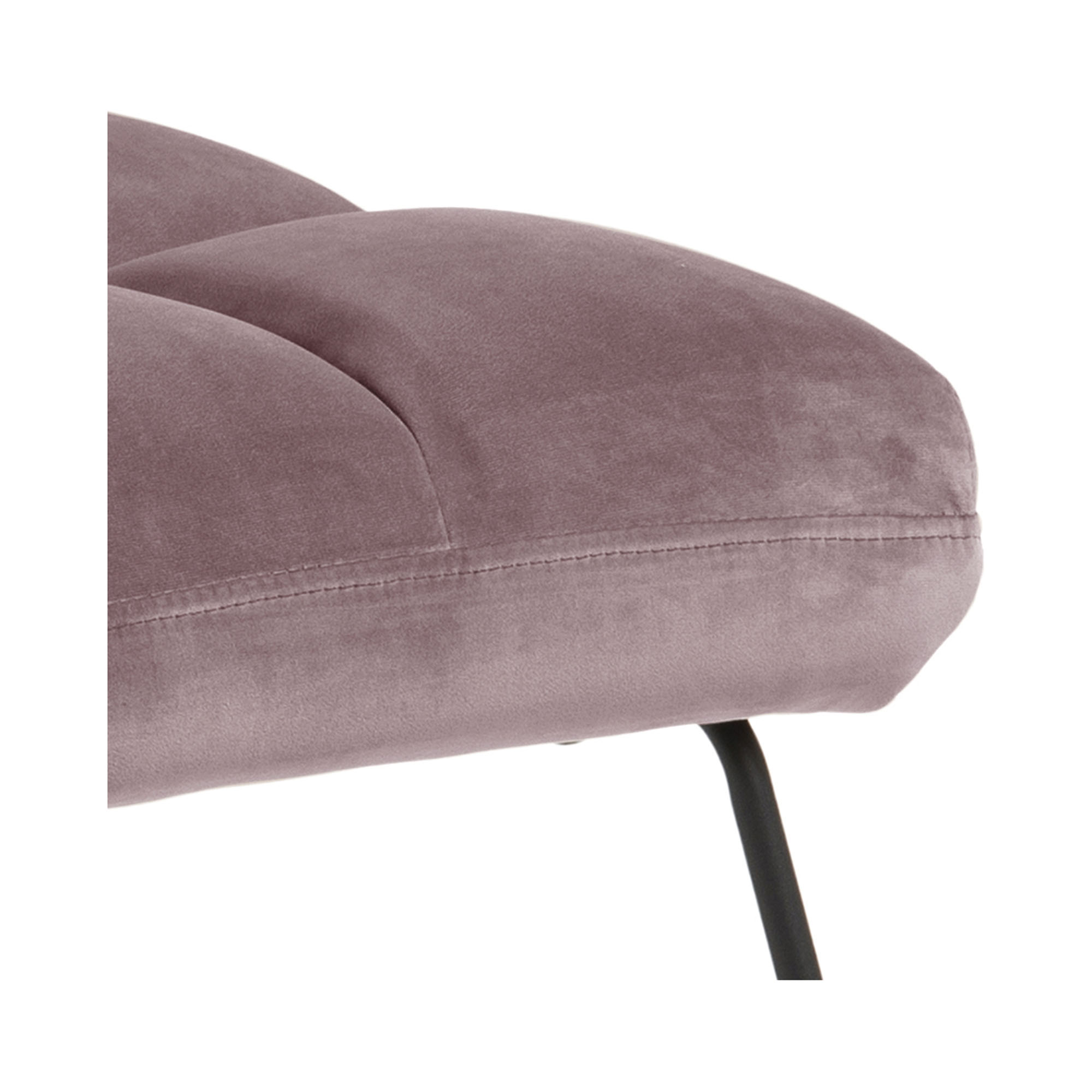 Schräg fotografierte Nahaufnahme der gepolsterten Sitzfläche des Loungestuhls in dusty rose mit quadratischer Naht
