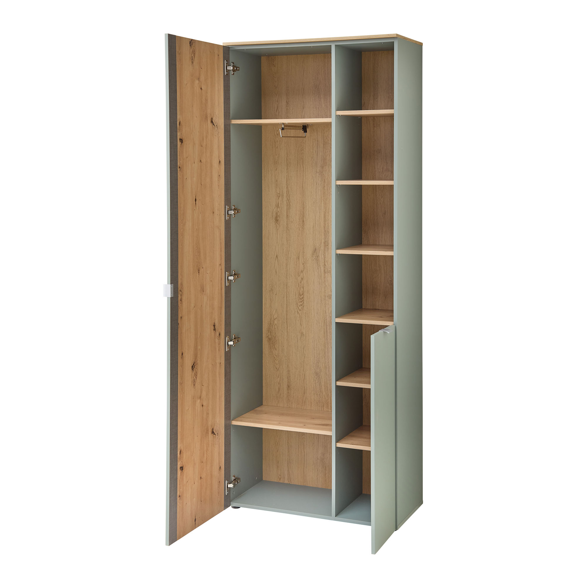 Geöffneter Garderobenschrank in Grün mit Kleiderstange links und mehreren Holzablagen rechts, freigestellt vor weißem Hintergrund.