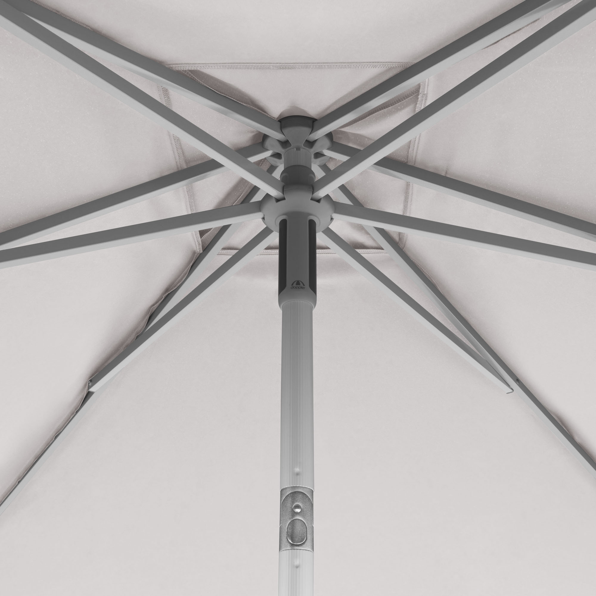 Detailaufnahme der silbernen Streben und des weißen Masts unter dem hellgrauen Schirmdach, stabile Konstruktion sichtbar.