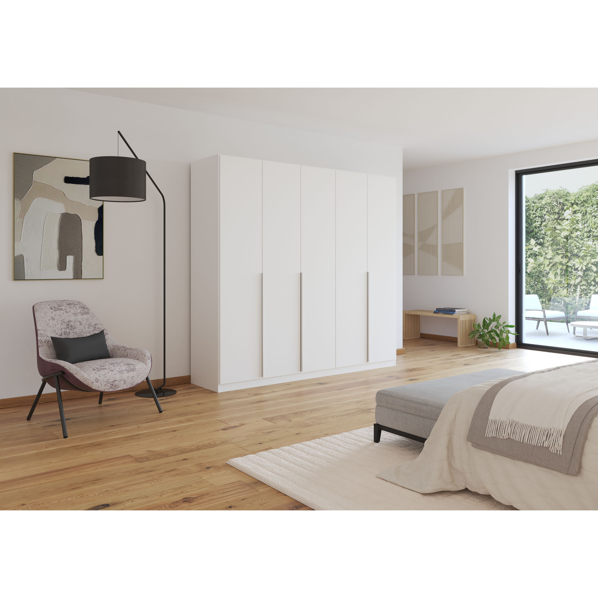 Weißer fünftüriger Kleiderschrank in einem hell eingerichteten Schlafzimmer mit Holzfußboden und modernen Möbeln