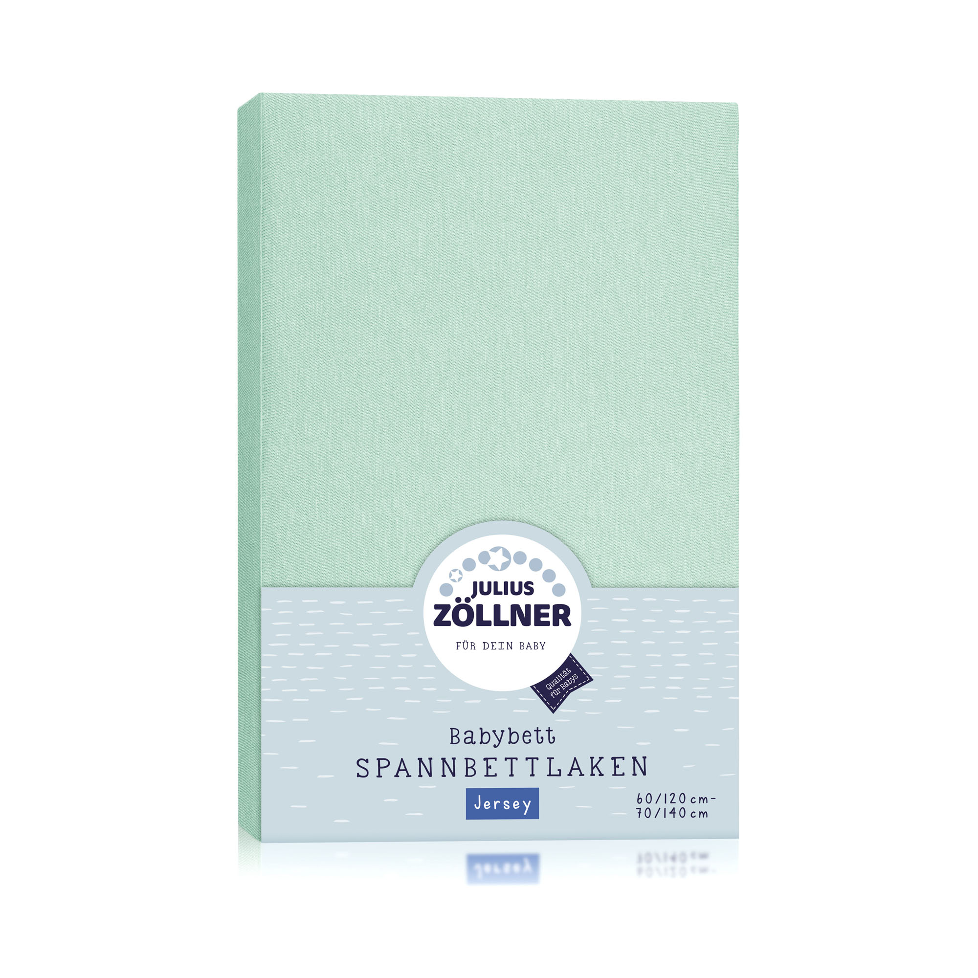 Verpackung des Julius Zöllner Babybett Spannbettlakens aus Jersey in Mint mit Etikett und Produktbeschreibung auf hellblauem Hintergrund