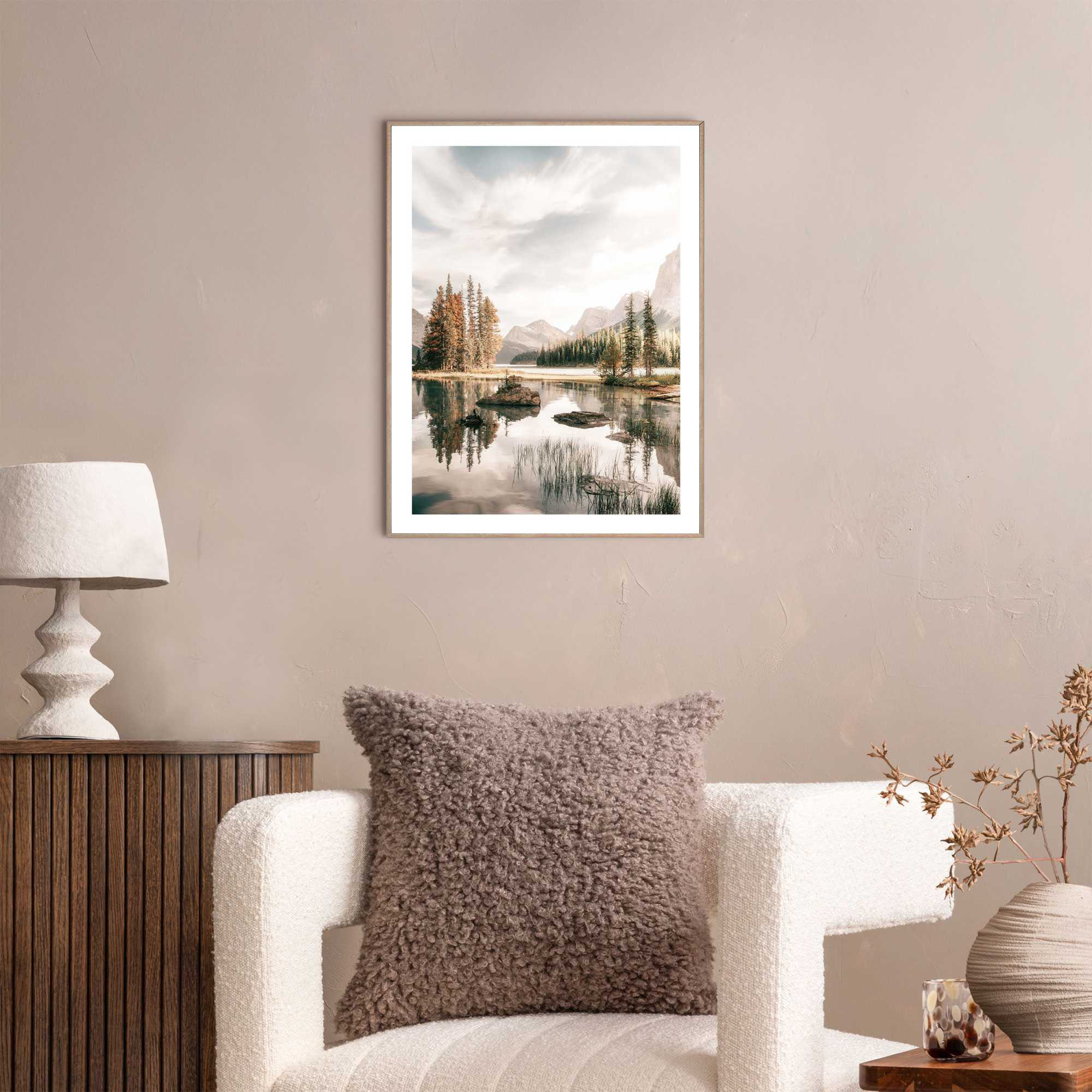 Das Wandbild „Spirit Island“ in Beige, 30 × 40 cm, hängt in einem eingerichteten Wohnraum und zeigt die Größenwirkung an der Wand.