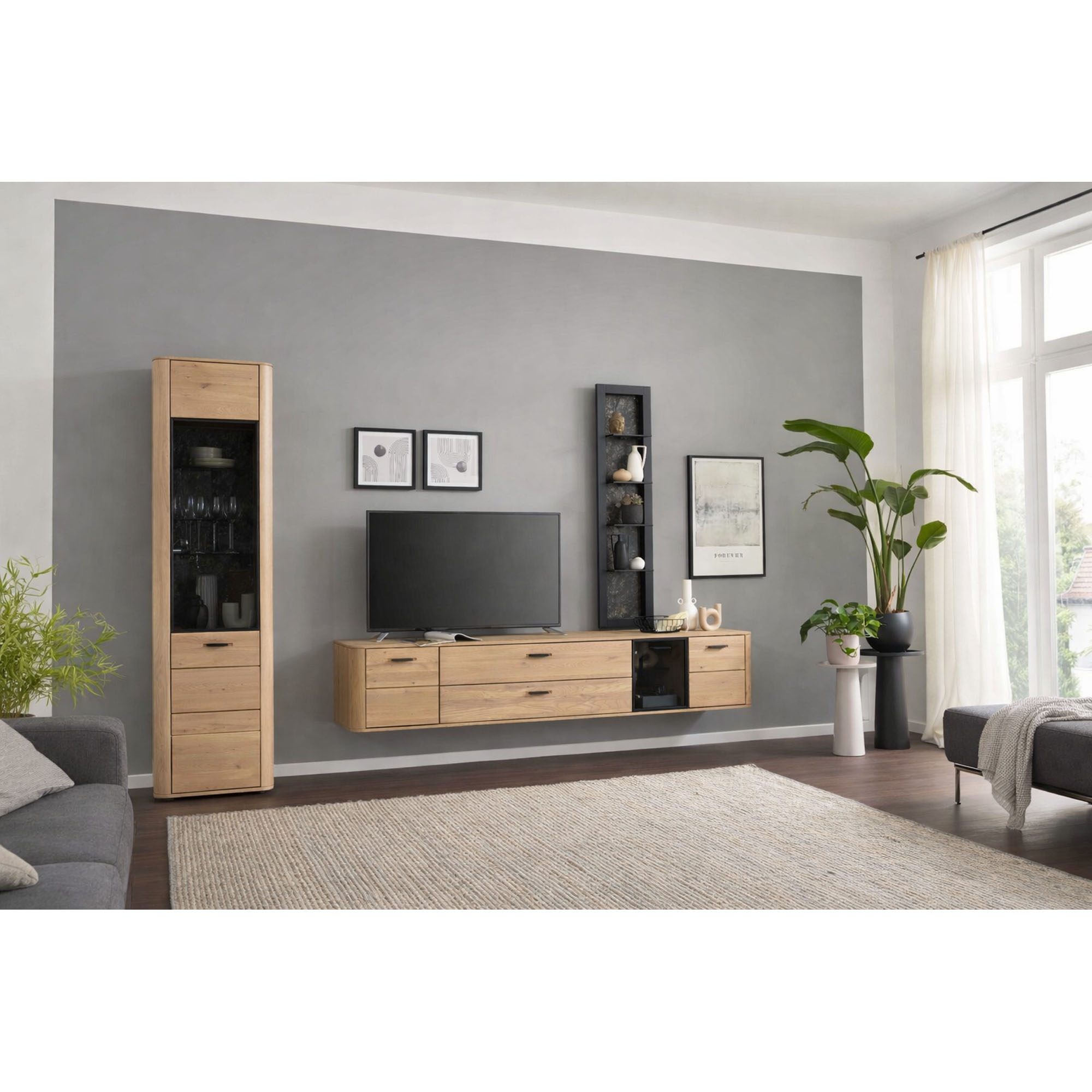 Interliving 2029 Wohnwand mit Vitrine links, TV-Hängeelement in der Mitte und schmalem Wandboard rechts