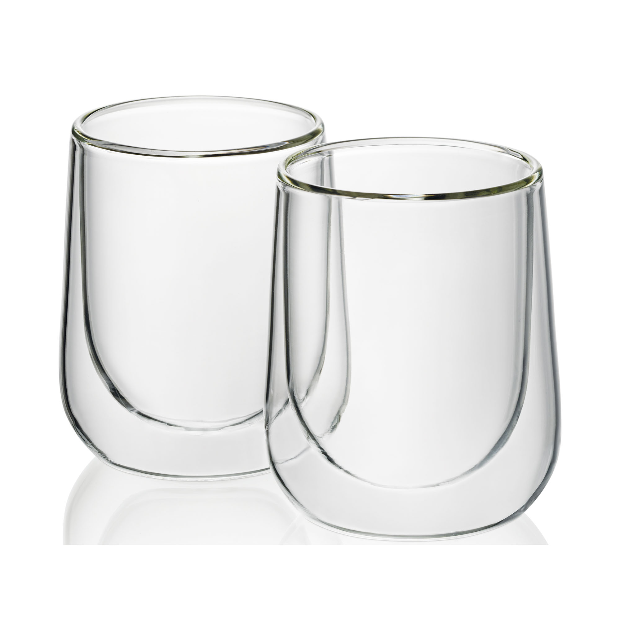 Zwei transparente Cappuccinogläser mit doppelwandiger Ausführung und abgerundeter Form vor weißem Hintergrund