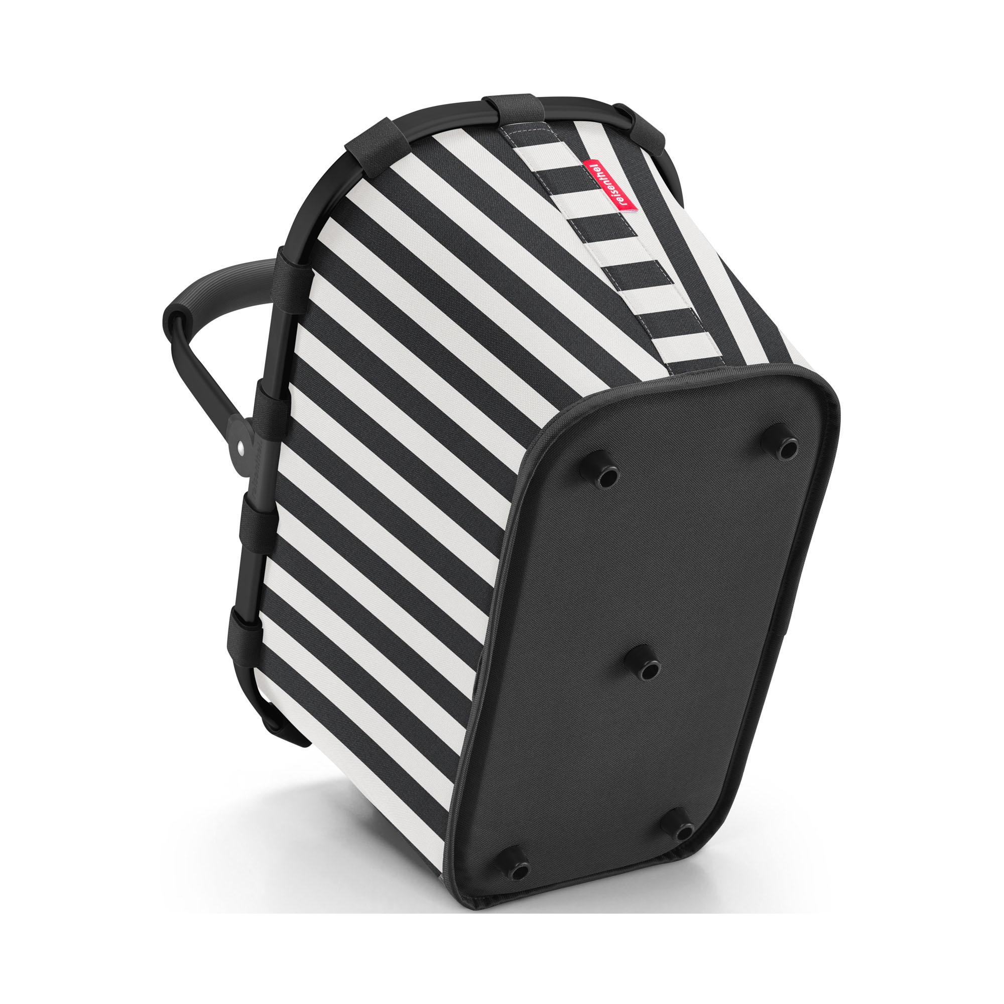 Carrybag Summerstripes Black in schräger Seitenansicht mit stabilem schwarzem Boden und schwarz-weiß gestreiften Seiten