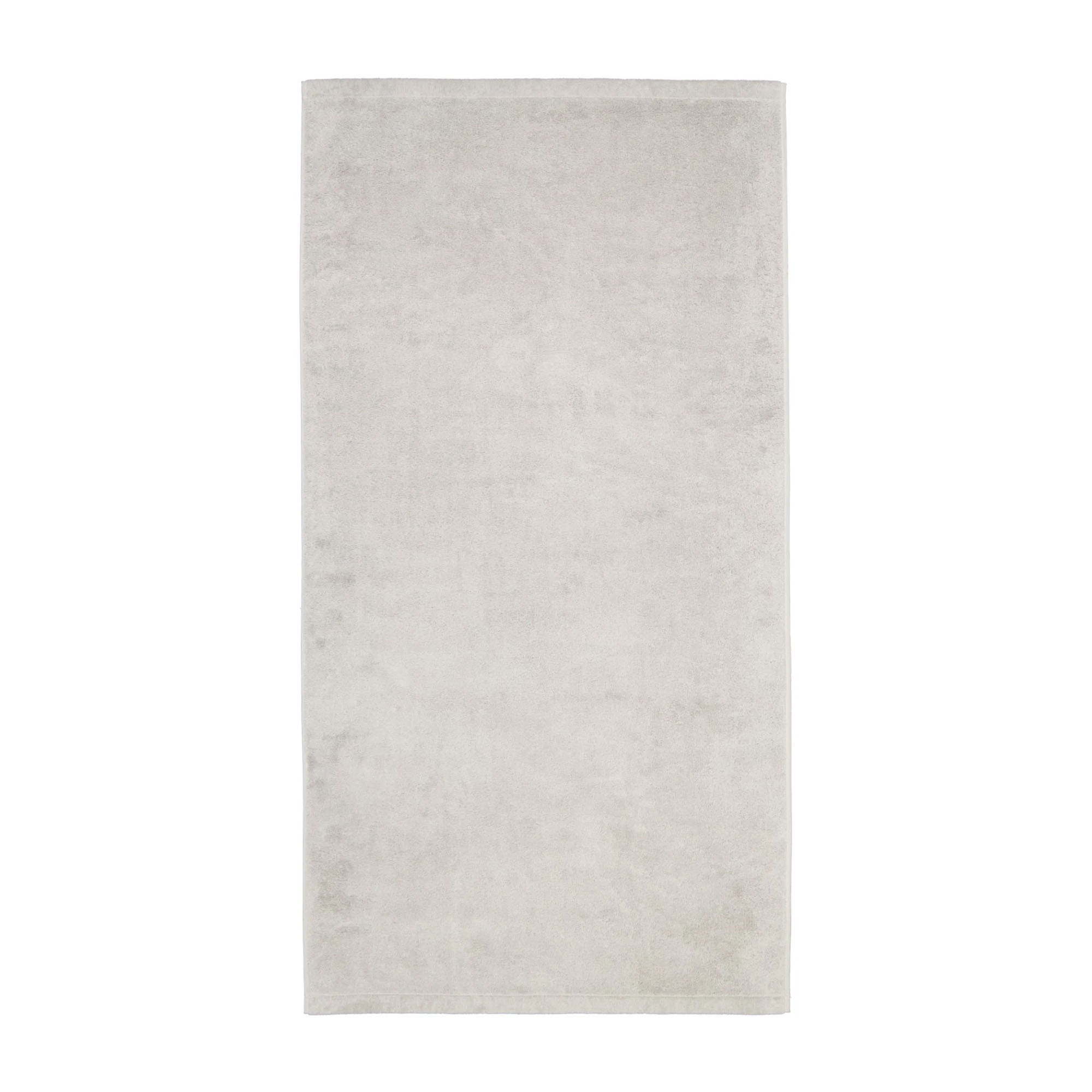 Duschtuch in der Farbe Platin, flach auf weißem Hintergrund gezeigt; gleichmäßige Frotteeoberfläche und saubere Säume sind sichtbar.