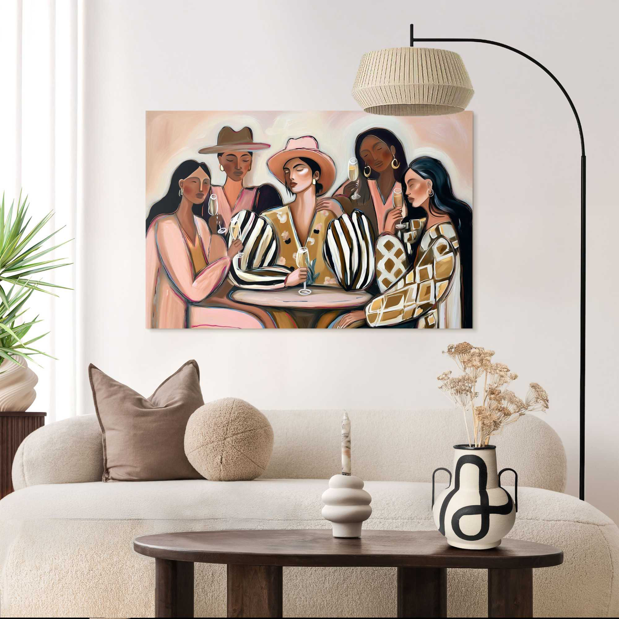 Das Wandbild „Party People“ in Mehrfarbig, 60 × 90 cm, hängt in einem eingerichteten Wohnraum und zeigt die Größenwirkung an der Wand.