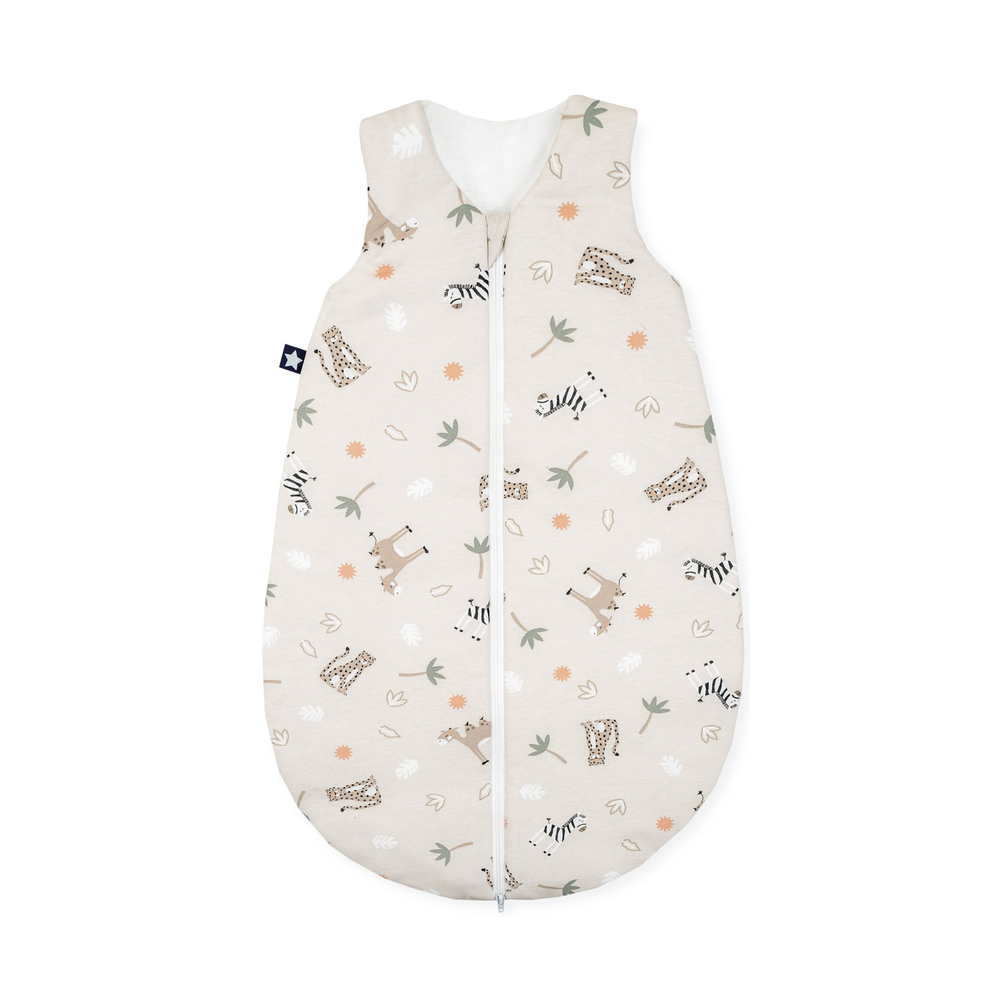 Beiger Babyschlafsack mit verschiedenen Tiermotiven wie Zebra, Leopard und Gazelle auf hellem Hintergrund