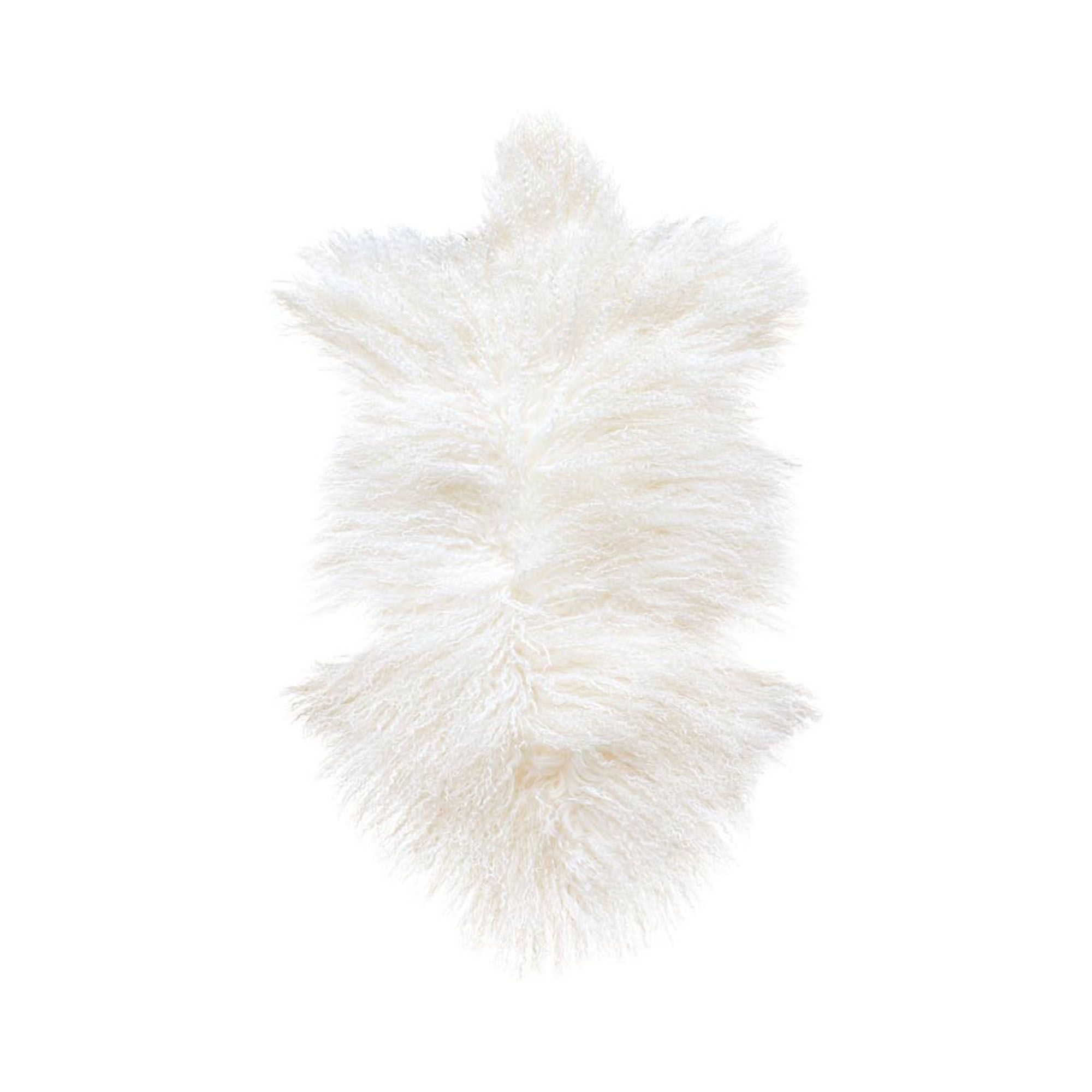 Naturweißes Tibet-Lammfell mit langen, leicht gewellten Haarsträhnen und unregelmäßiger Fellkontur vor weißem Hintergrund.