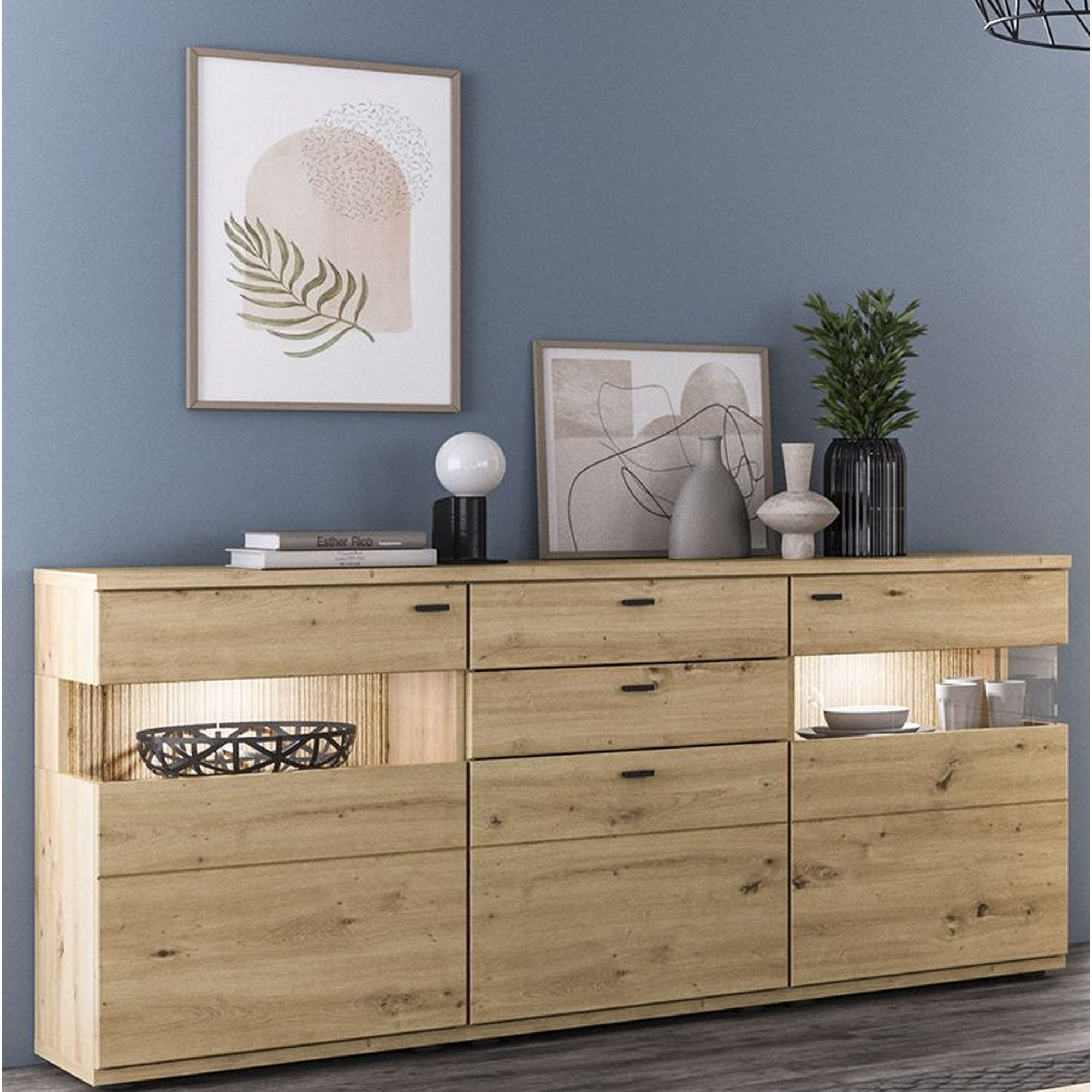 Interliving 2110 Sideboard in Holzoptik mit Schubladen und Türen im Wohnraum aufgestellt