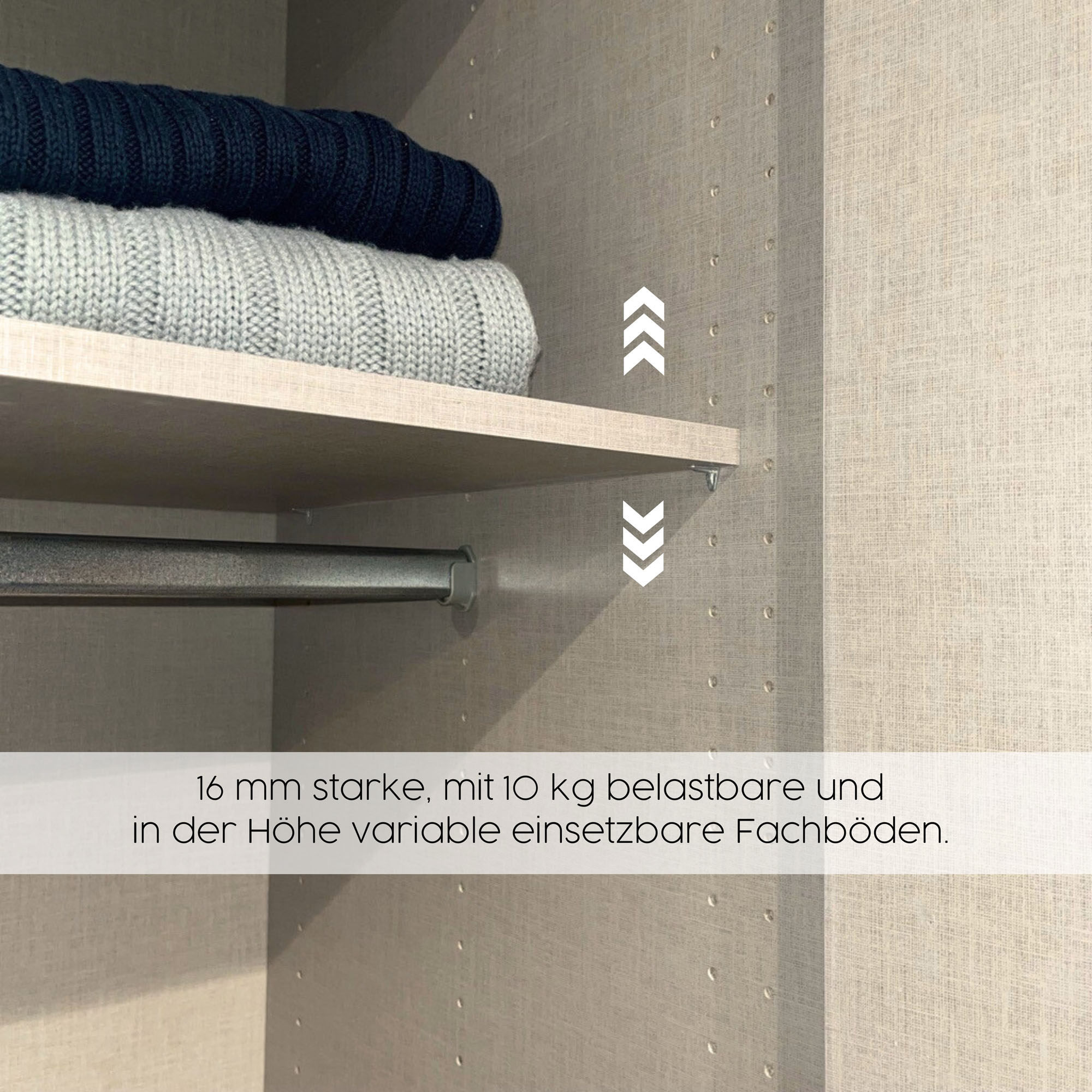 Detail eines höhenverstellbaren Fachbodens im Kleiderschrank mit Kleidung und Regalboden
