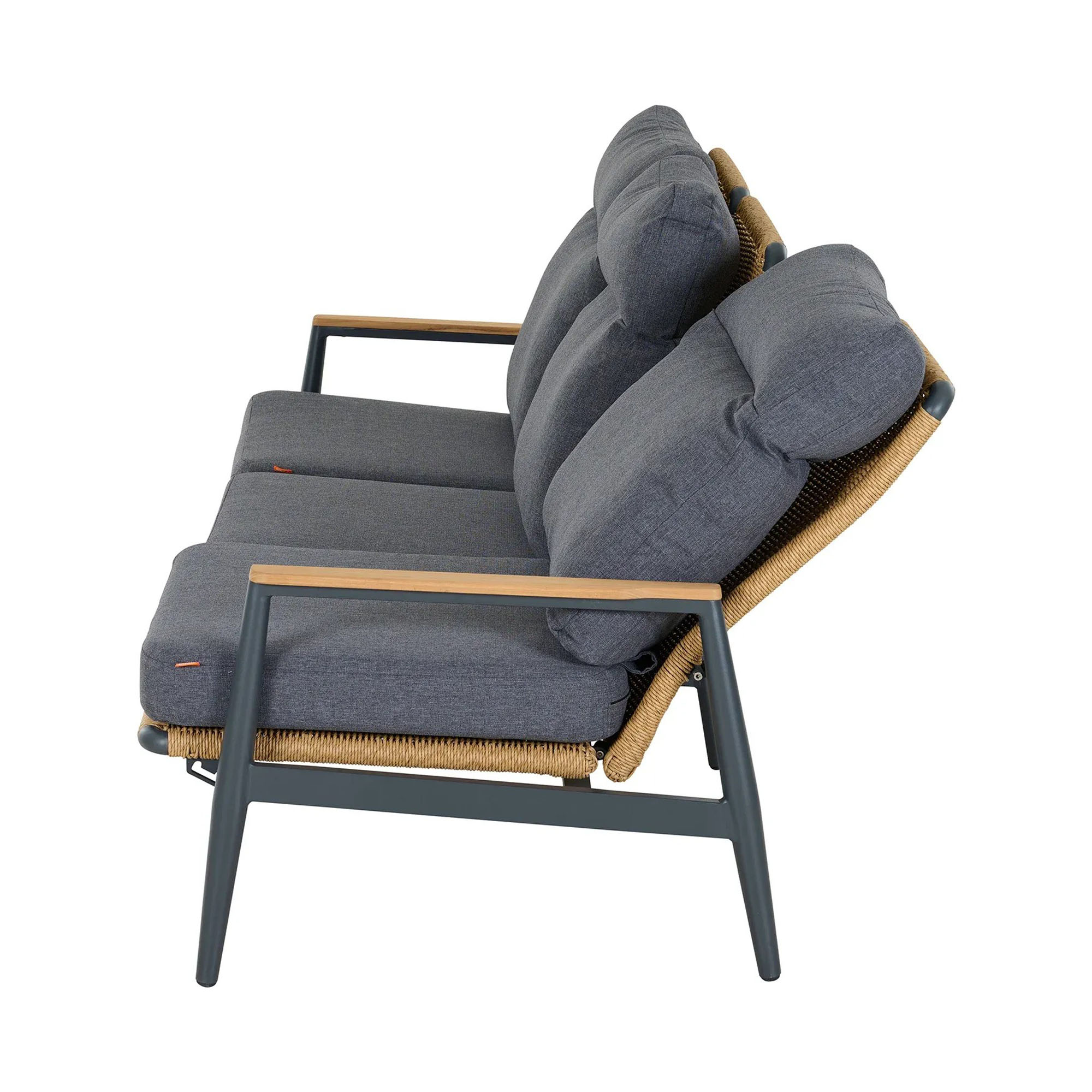 Ein Sofa mit drei Sitzen und grauen Polstern, seitlich fotografiert, mit Armlehnen aus Holz und Geflecht an den Seiten.