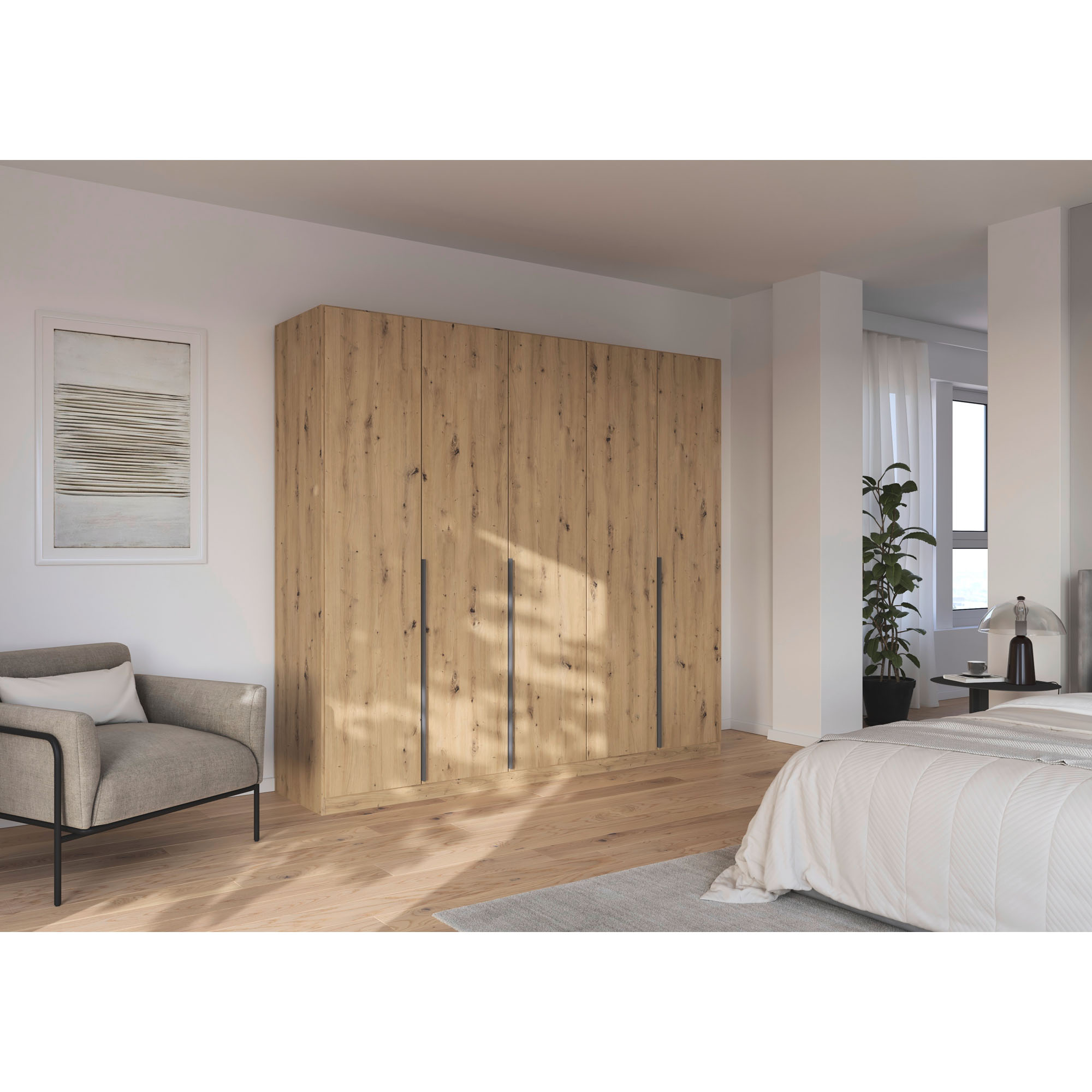 Großer Kleiderschrank in Eiche Artisan mit fünf Türen in einem hellen Schlafzimmer mit Holzfußboden und Pflanzen