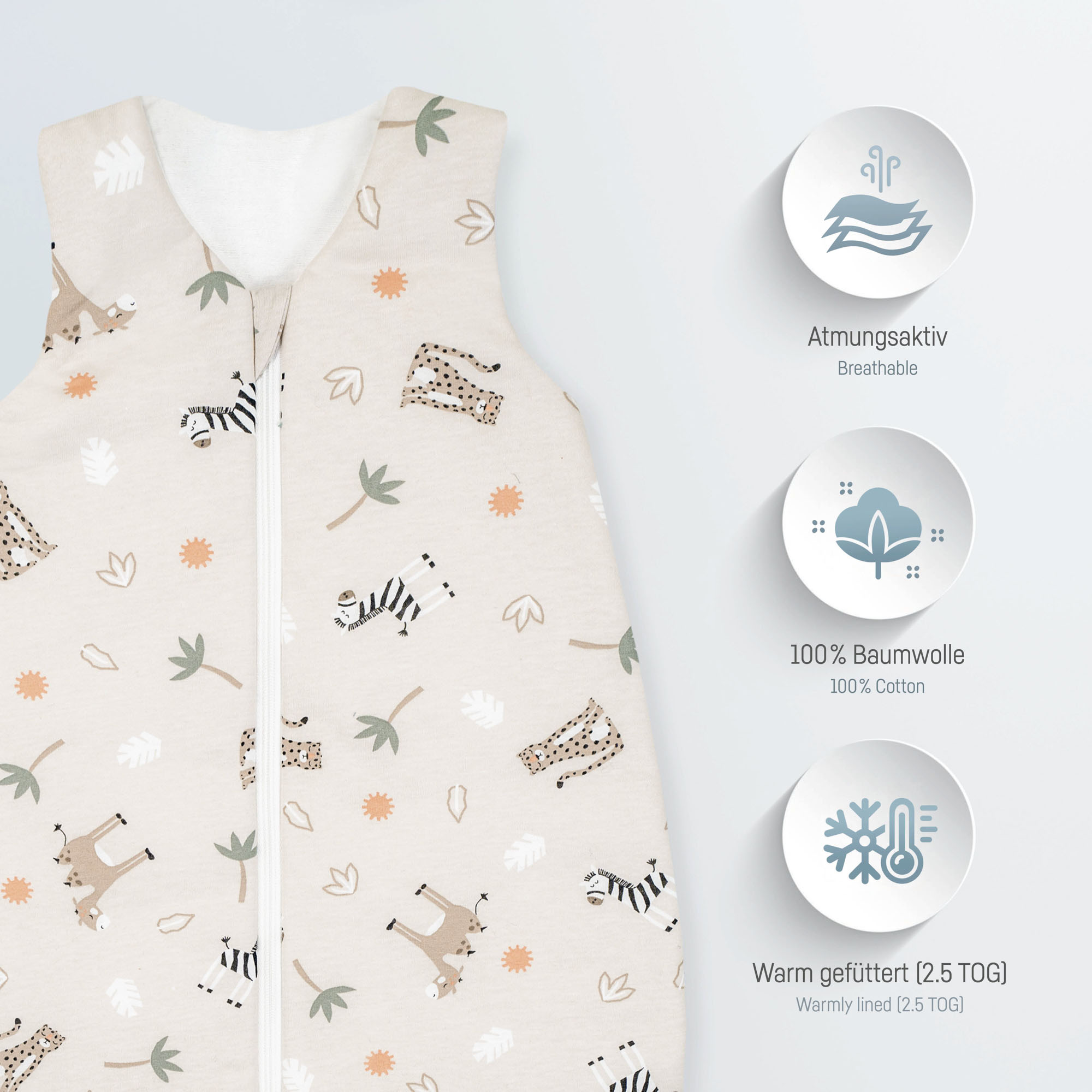 Nahaufnahme des beige gemusterten Babyschlafsacks mit Tiermotiven und Symbolen für Atmungsaktivität, Baumwolle und warme Fütterung