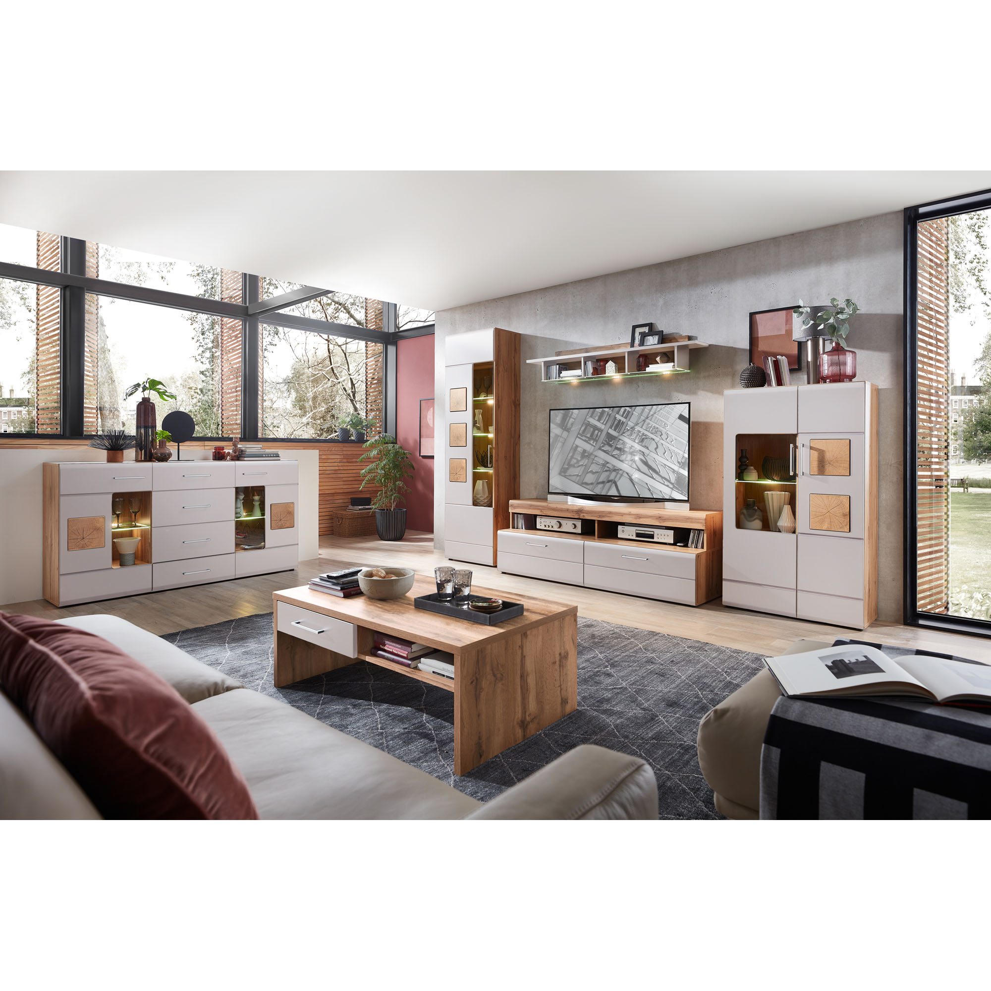 Modern eingerichtetes Wohnzimmer mit Wohnwand, Sideboard, Couchtisch und Vitrine in Kaschmir und Eiche.