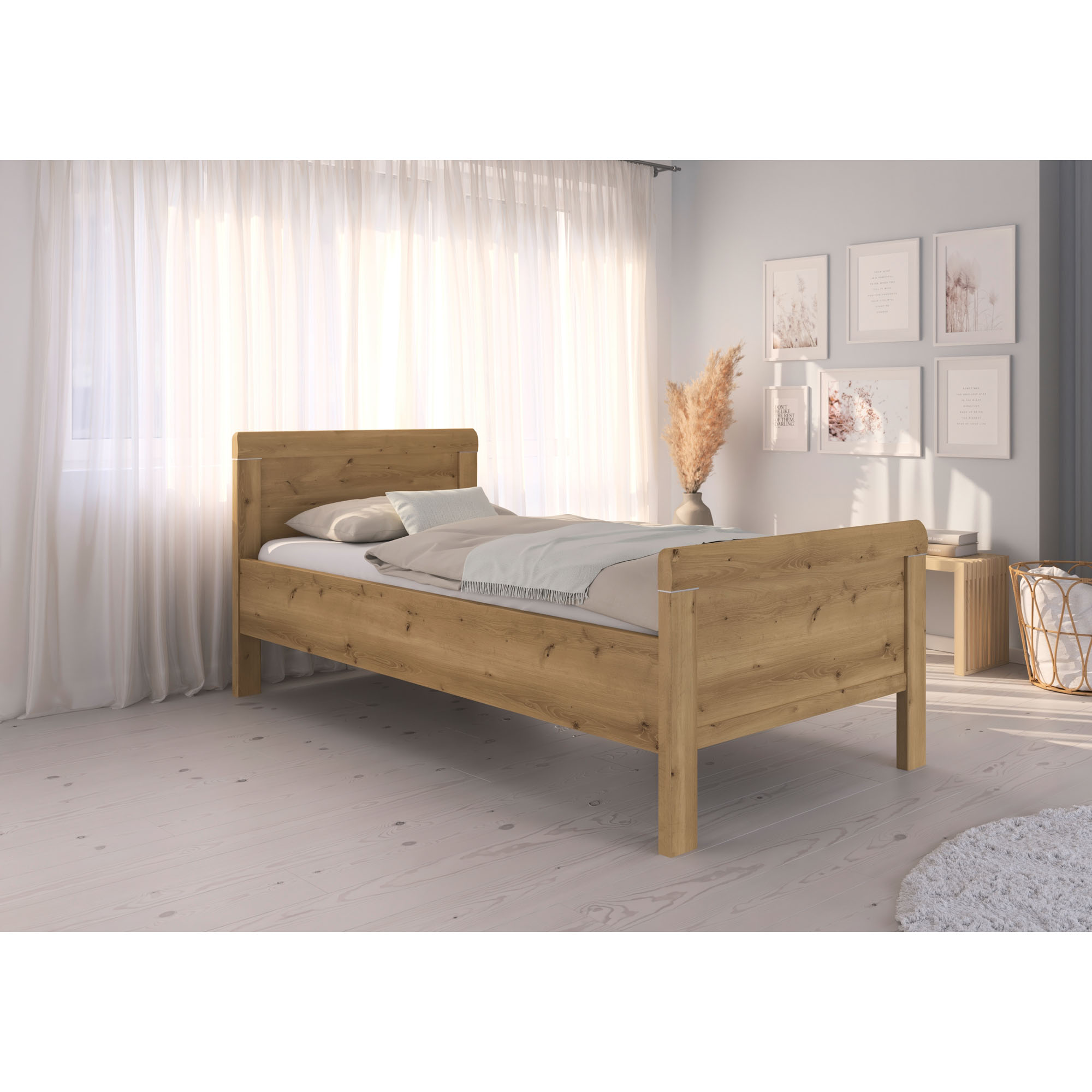 Bettgestell in Asteiche, in einem Schlafzimmer-Milieu gezeigt.