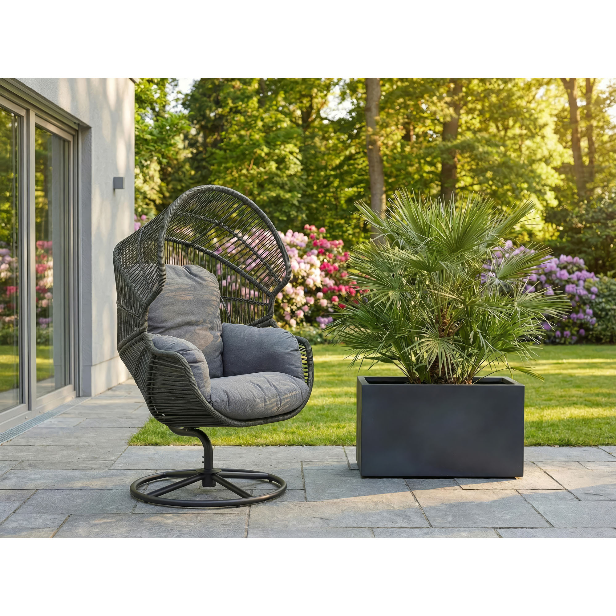 Drehsessel mit Beistelltisch auf einer Terrasse im Außenbereich