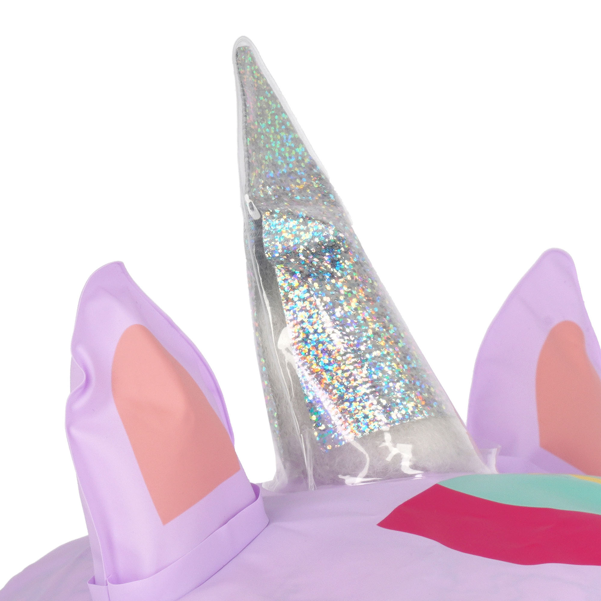 Lilafarbene Duschhaube im Einhorn-Design, in Nahaufnahme mit Ohren, Horn oder Gesichtselementen dargestellt.