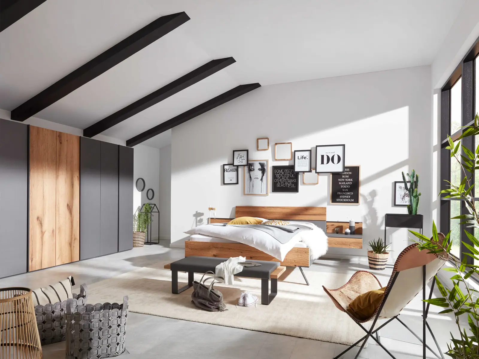 Helles Schlafzimmer mit Bett in Holzoptik und grauen Elementen, kombiniert mit großem Kleiderschrank und Sitzbank