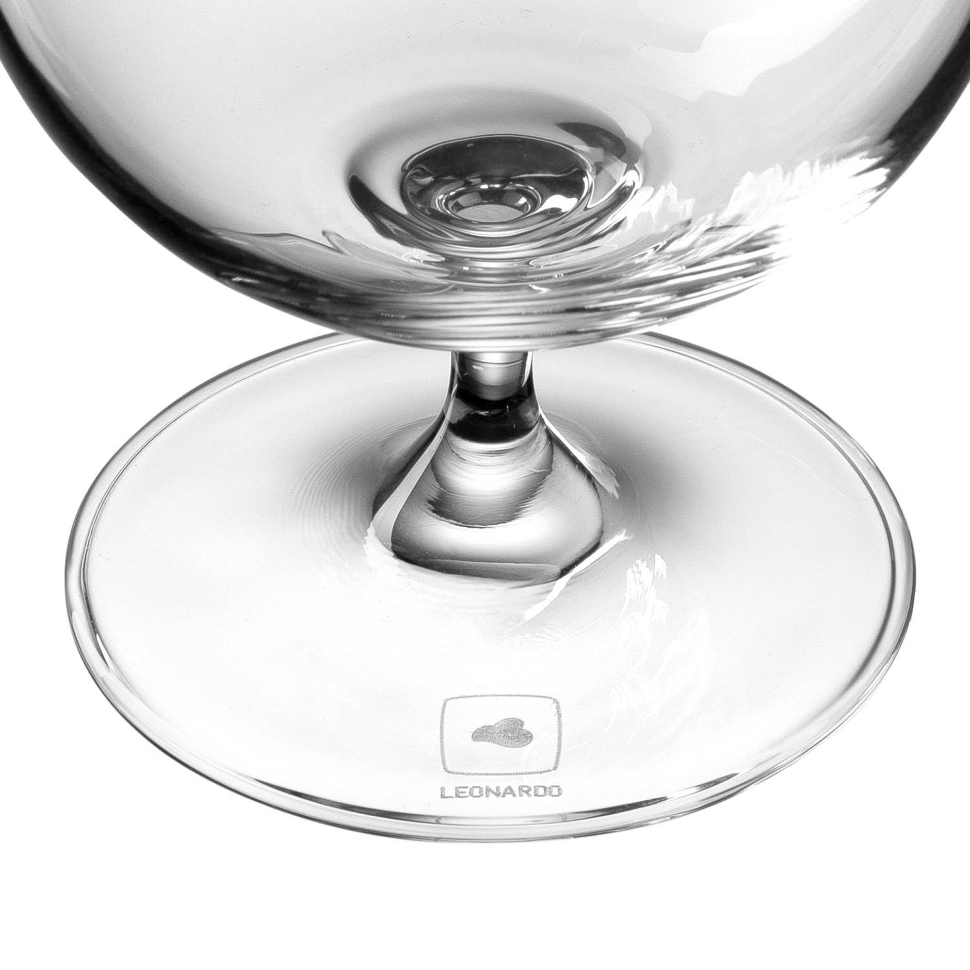 Unterseite eines Cognacglases mit Leonardo Logo am Standfuß