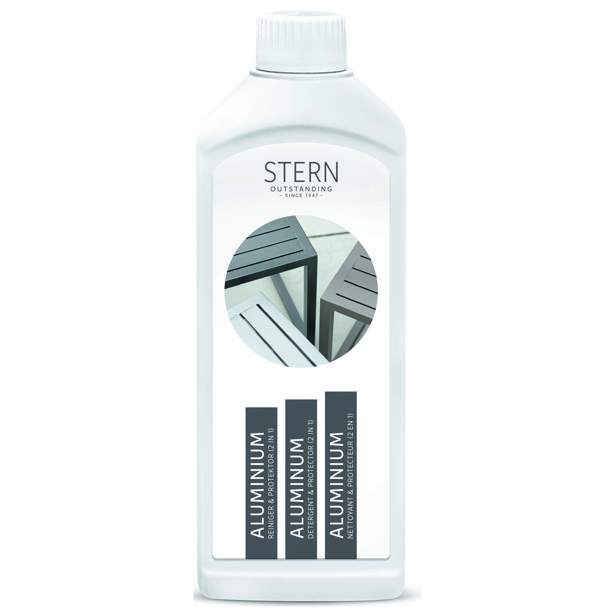 Eine weiße Kunststoffflasche mit Schraubverschluss und Etikett, auf dem der Text „Aluminium Reiniger & Protector 2 in 1“ steht. In der Mitte des Etiketts ist ein rundes Foto von grauen Metallmöbeln zu sehen.