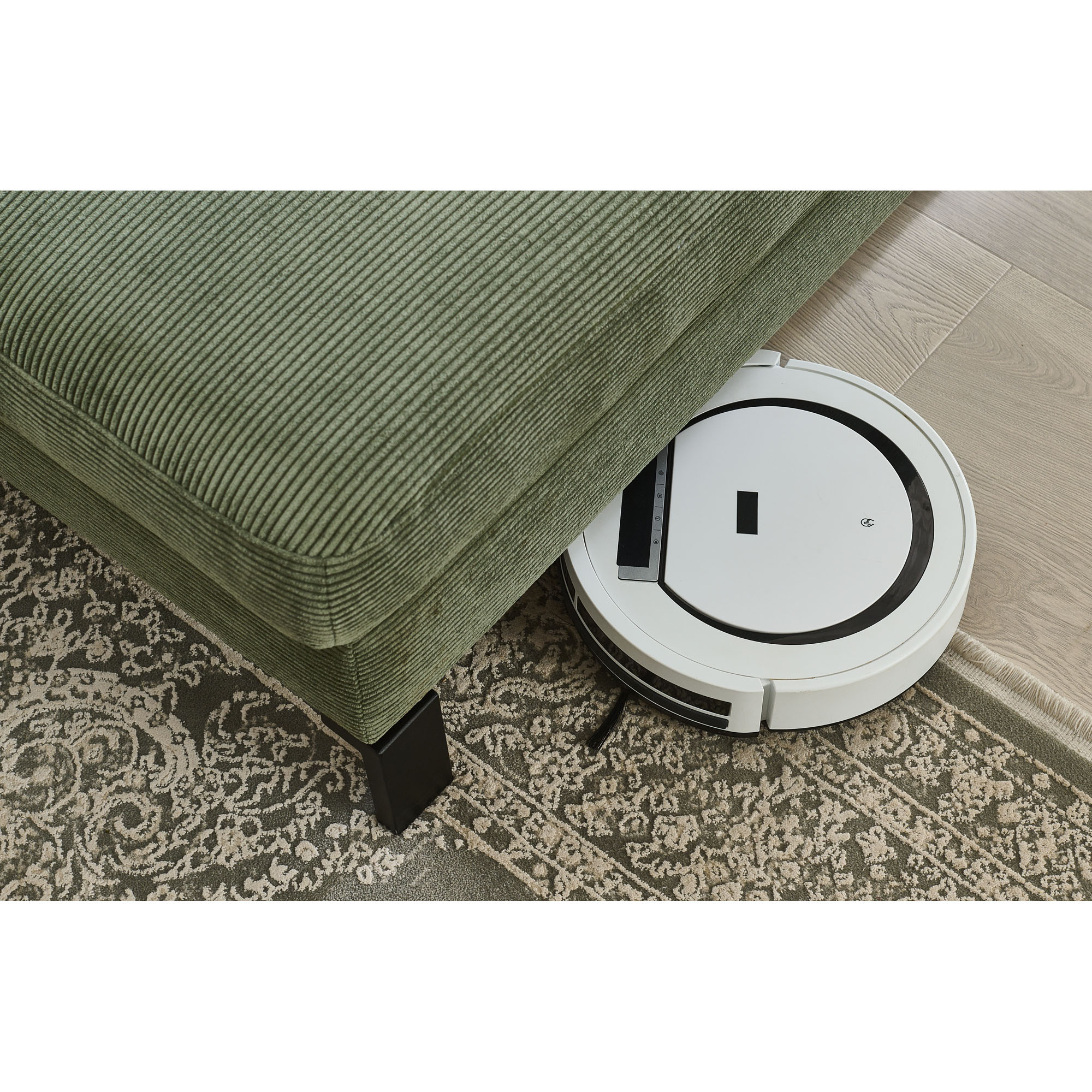 Unterseite des Sofas mit schwarzen Füßen und Saugroboter darunter