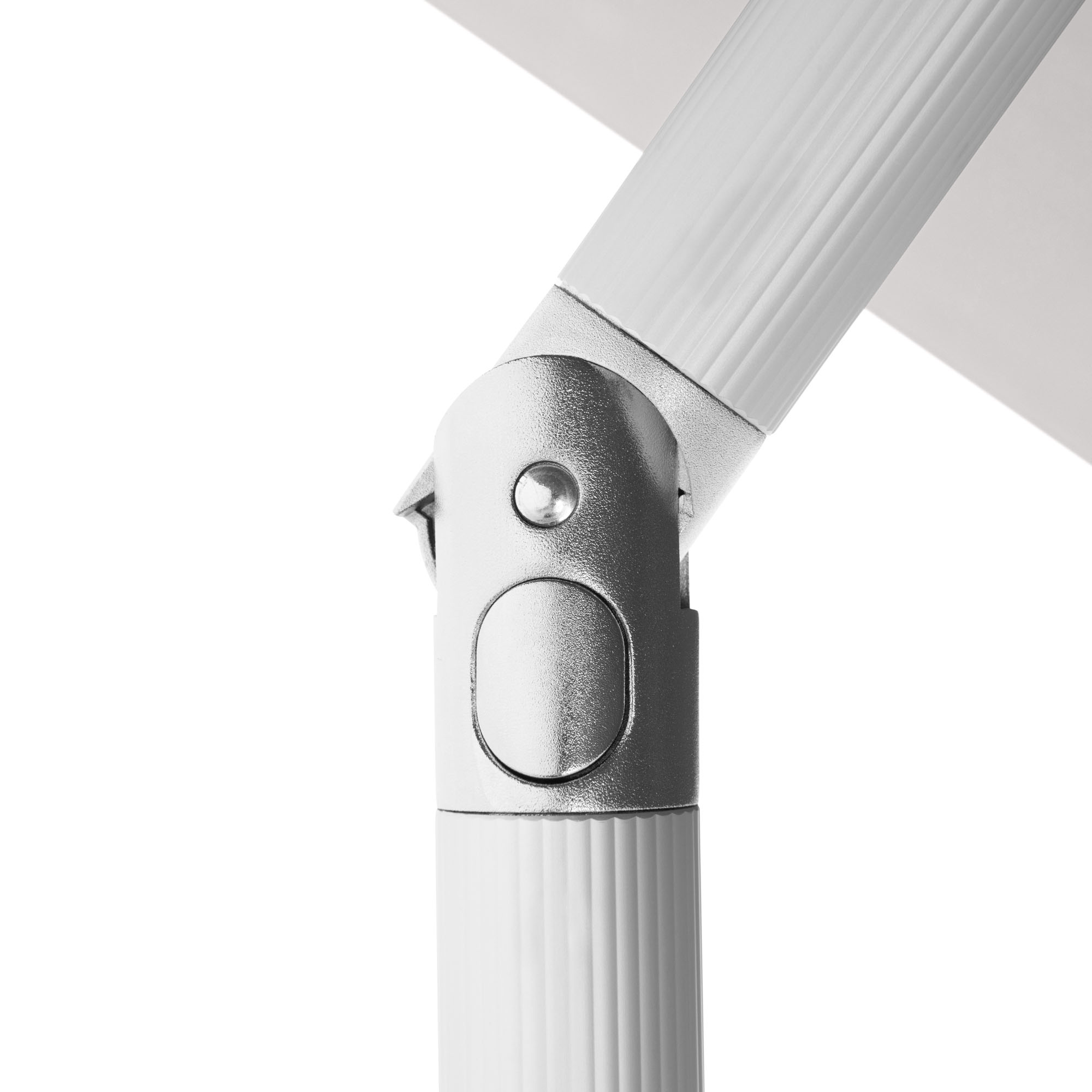 Detailaufnahme des silberfarbenen Gelenks am weißen Mast, zeigt den verstellbaren Neigungsmechanismus des Sonnenschirms.