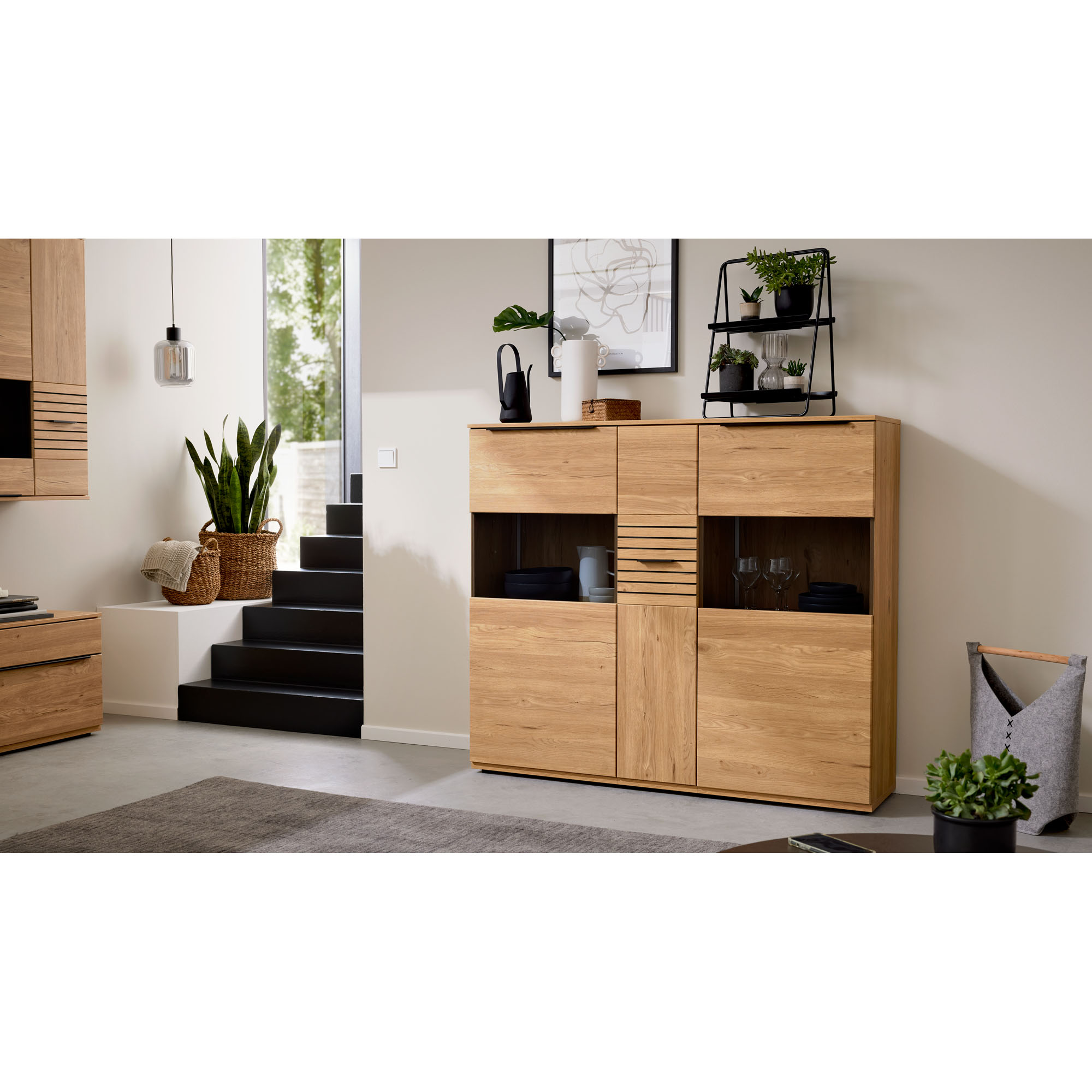 Interliving 2032 Highboard aus Eiche natur dekoriert im Wohnzimmer mit Pflanzen und Wohnaccessoires