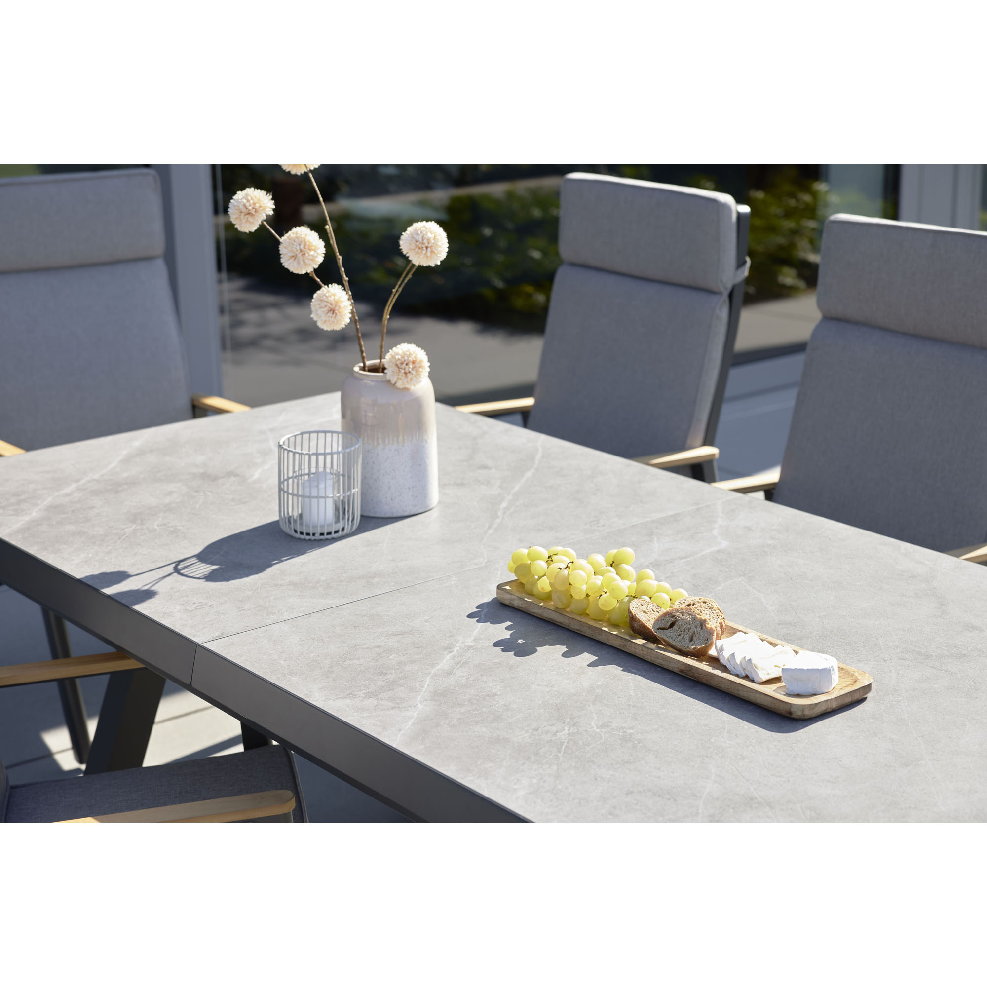 Detailansicht der Tischplatte eines Gartentisches mit Servierbrett