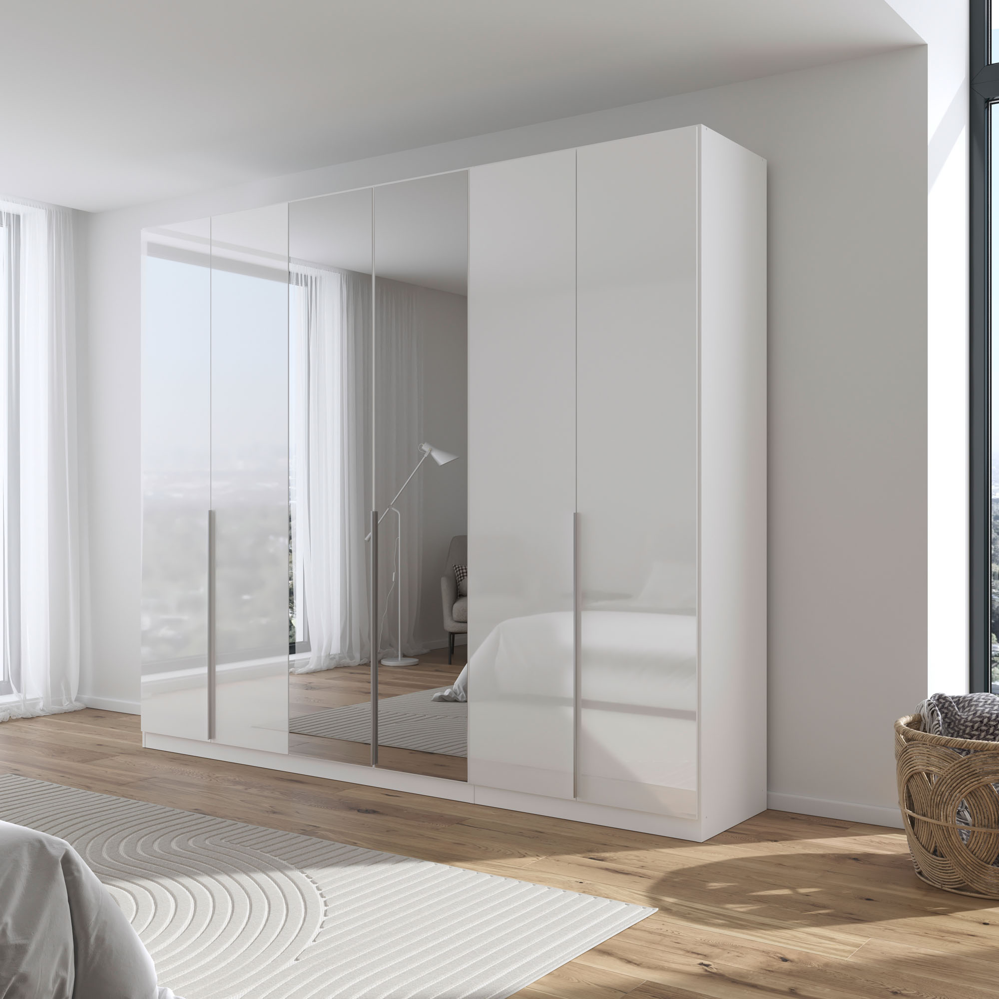 Moderner weißer Drehtürenschrank in Hochglanz mit Spiegeltüren in einem hell eingerichteten Schlafzimmer