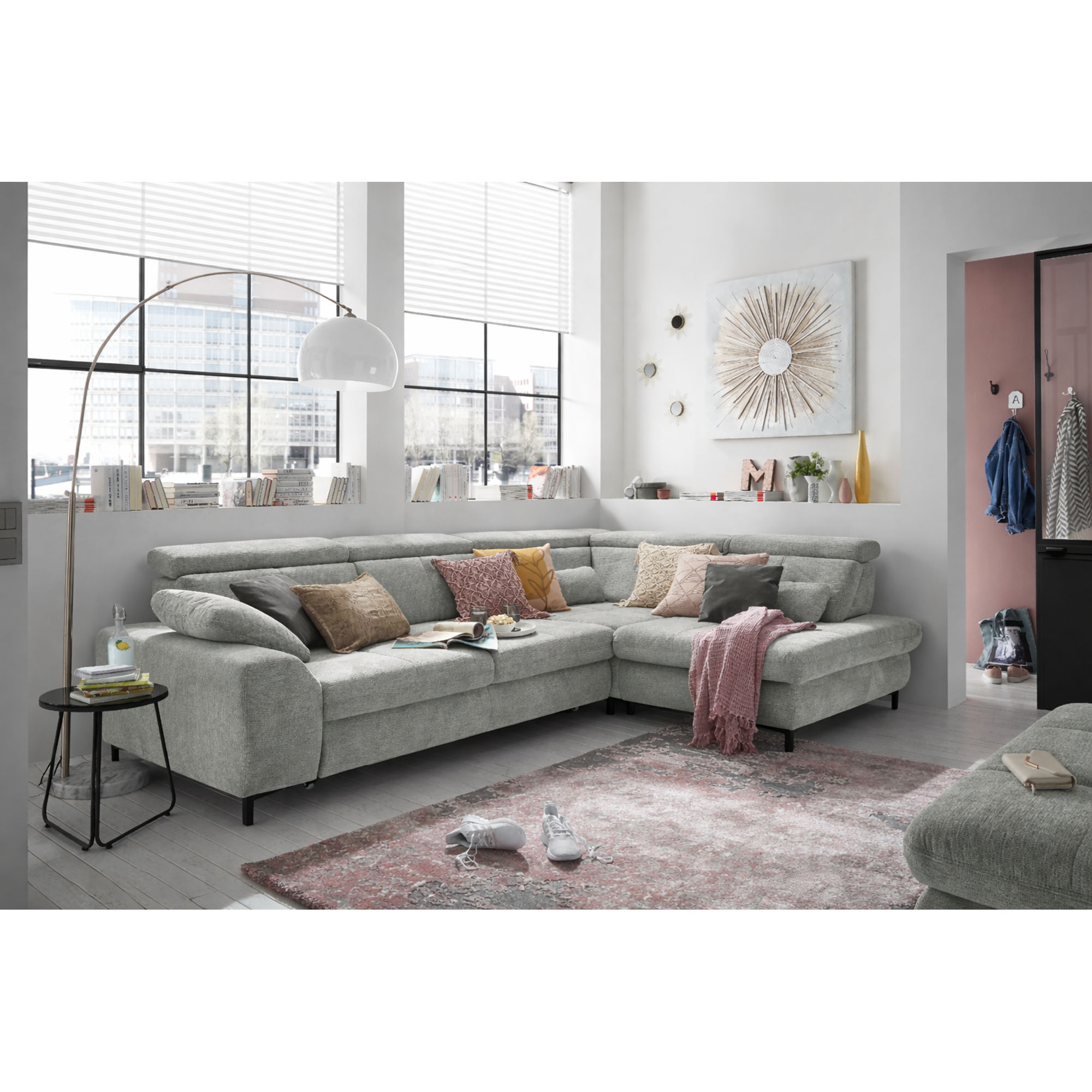 Ecksofa Musterring SO 3400 mit Longchair in moderner Wohnzimmerszene mit Teppich, Dekokissen und großer Fensterfront
