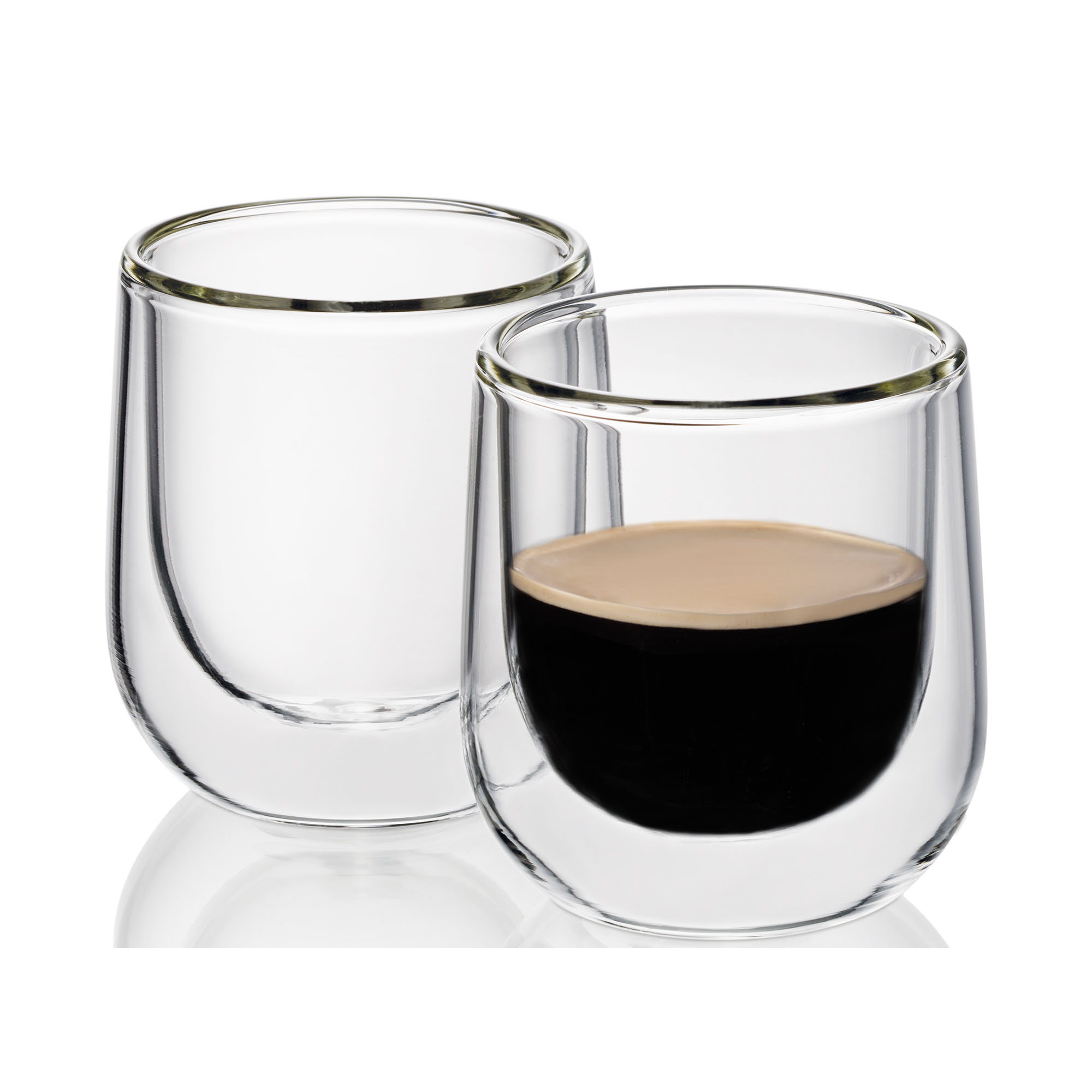 Zwei transparente doppelwandige Espressogläser von denen eines mit dunklem Espresso gefüllt ist
