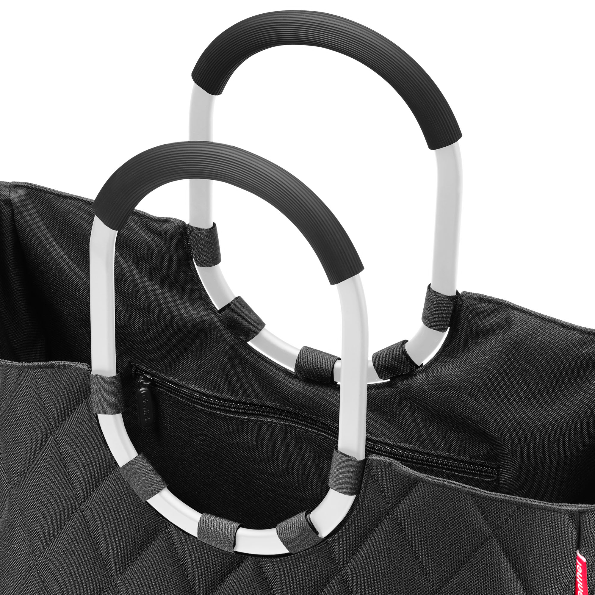 Detailaufnahme der ovalen Tragegriffe und Innentasche der Reisenthel Tasche