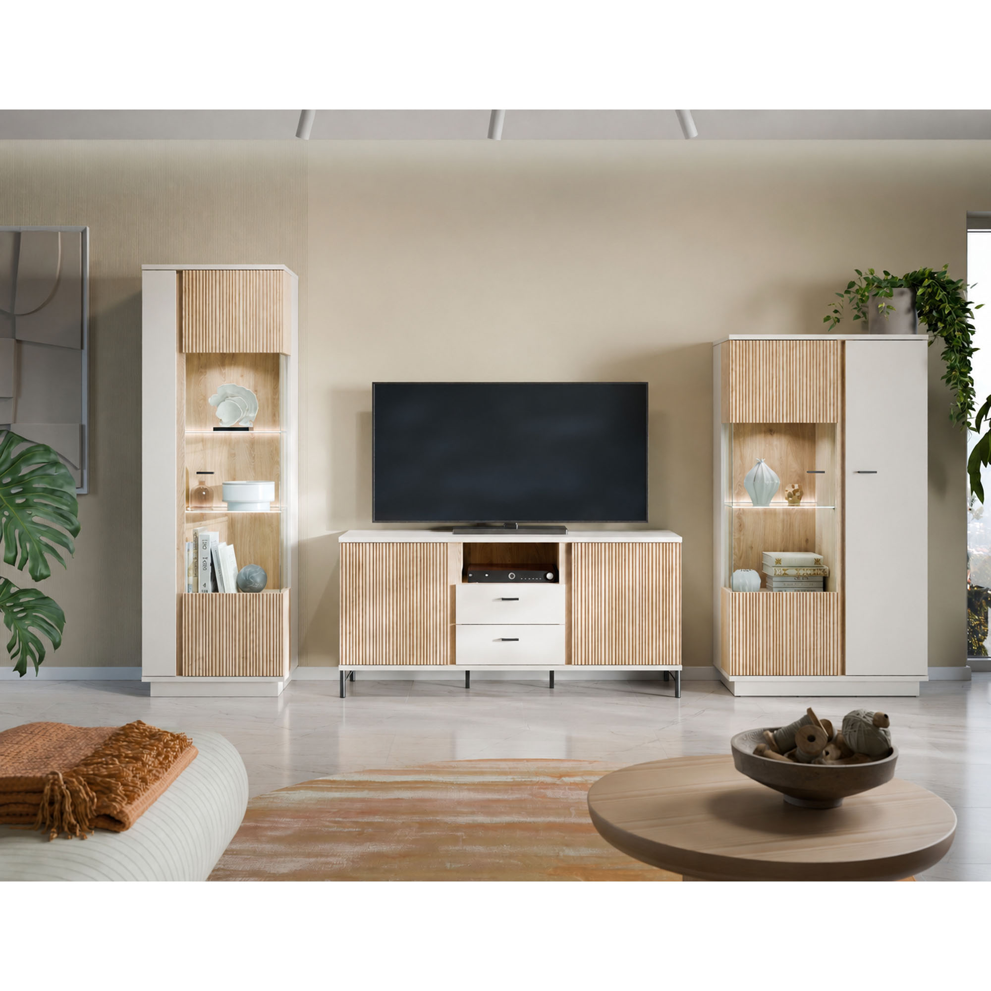 Stilvoll eingerichtetes Wohnzimmer mit Wohnwand bestehend aus TV-Lowboard und zwei Vitrinen in Kaschmir und Eiche mit dekorativer LED-Beleuchtung und Rillenfronten