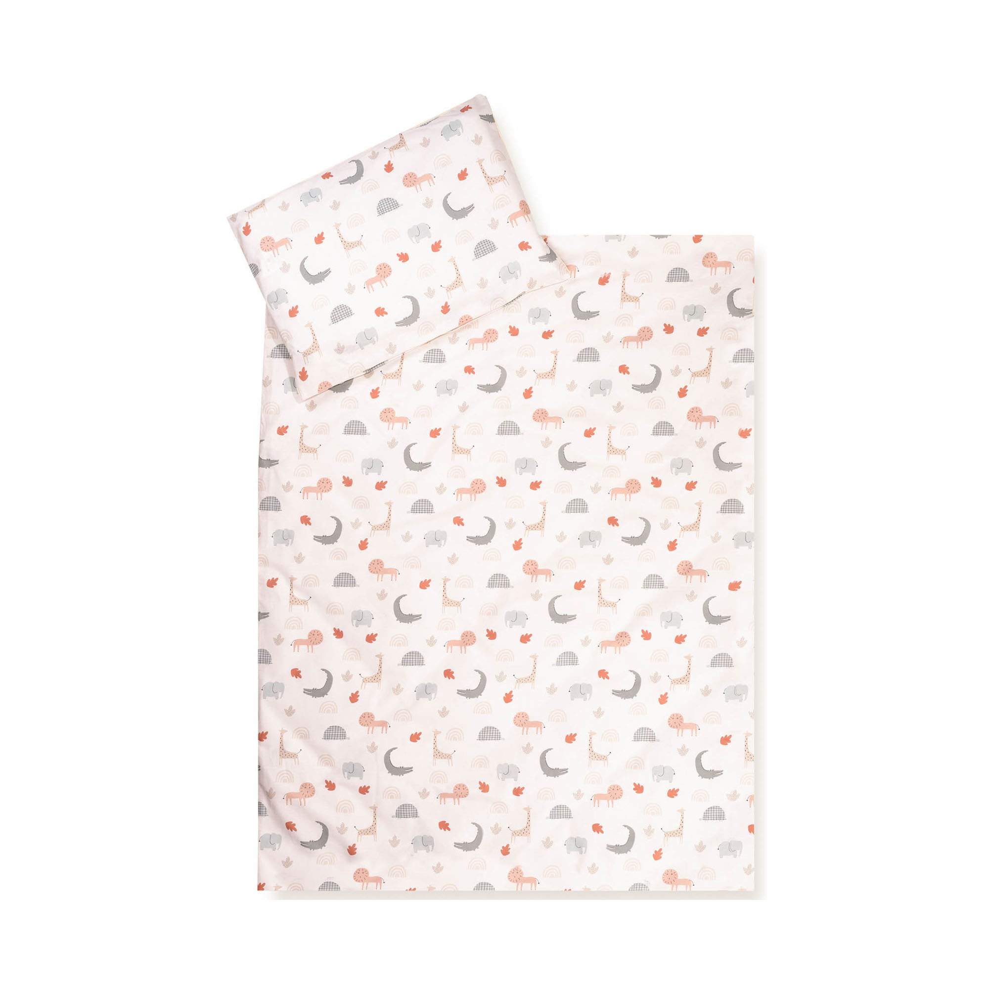 Abgebildet ist ein Kinderbettwäsche-Set mit Decke und Kissen in hellen Farben und Tiermotiven wie Elefant, Giraffe und Krokodil