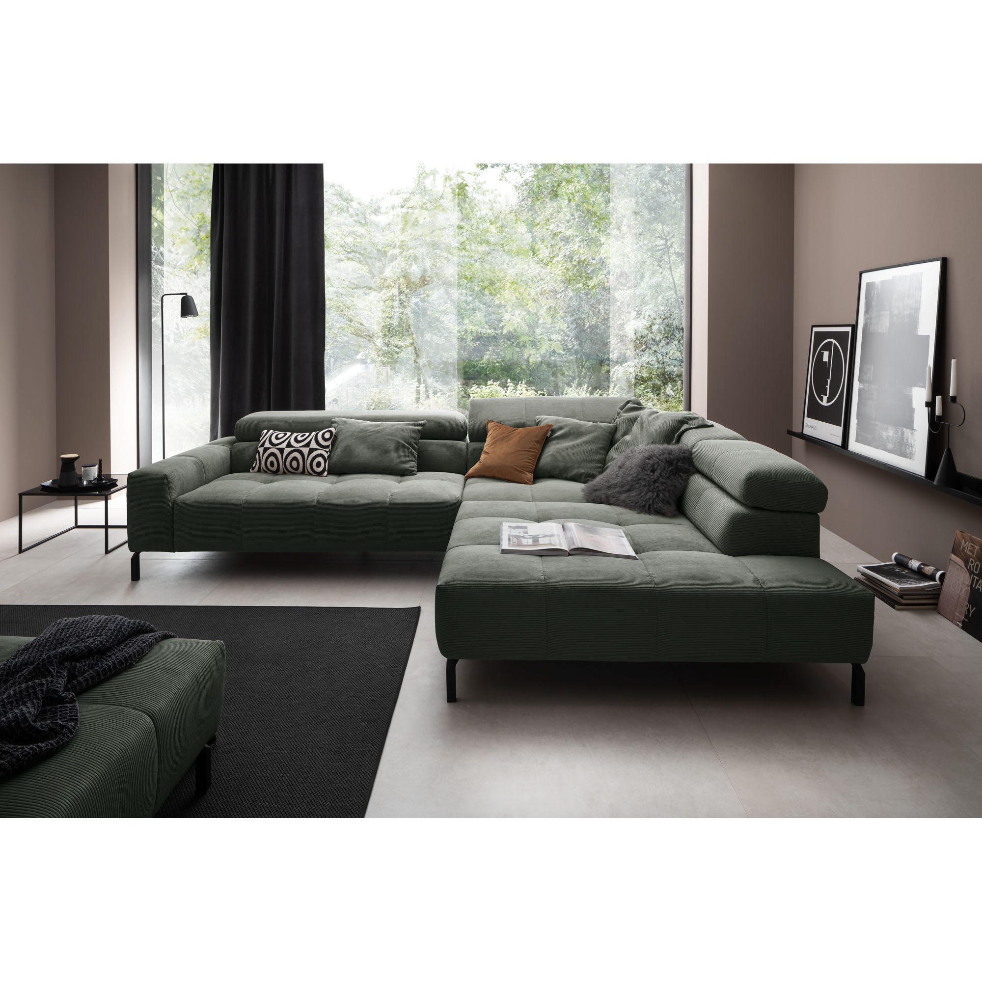 Ecksofa mit Recamiere in moderner Wohnumgebung von vorne