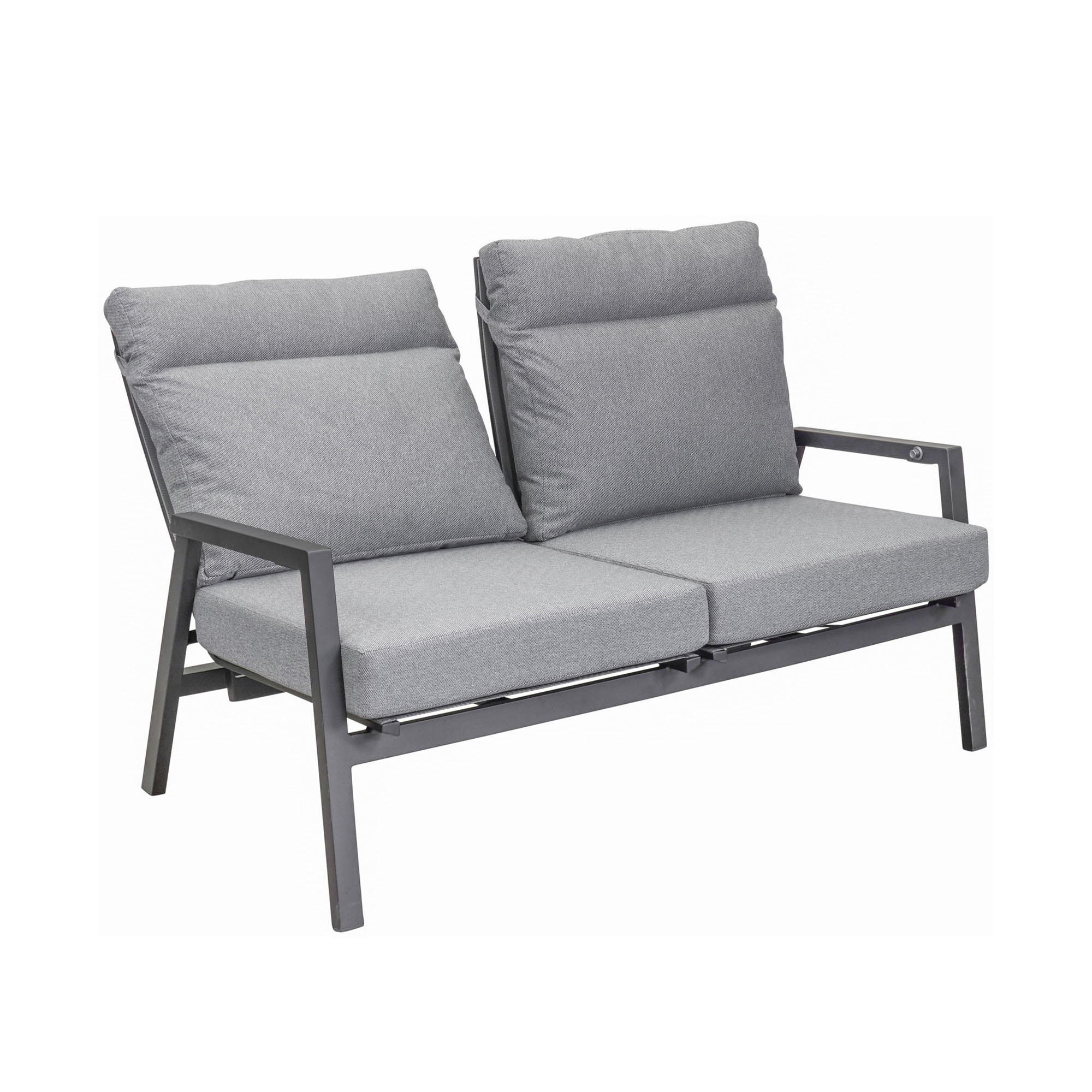 Gartensofa mit Armlehnen und Polsterauflagen in schräger Ansicht vor weißem Hintergrund