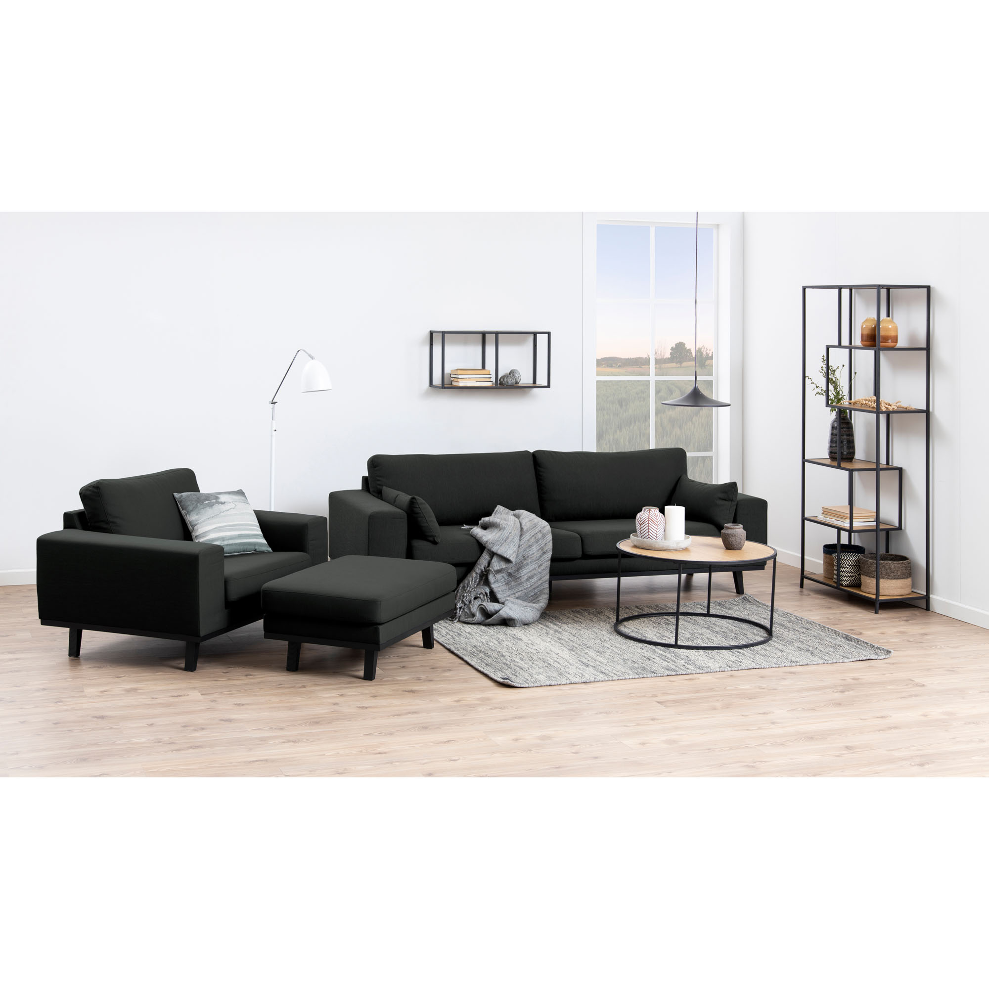 Runder Couchtisch mit Wildeiche-Tischplatte und schwarzem Gestell, dekorativ im Wohnzimmer platziert