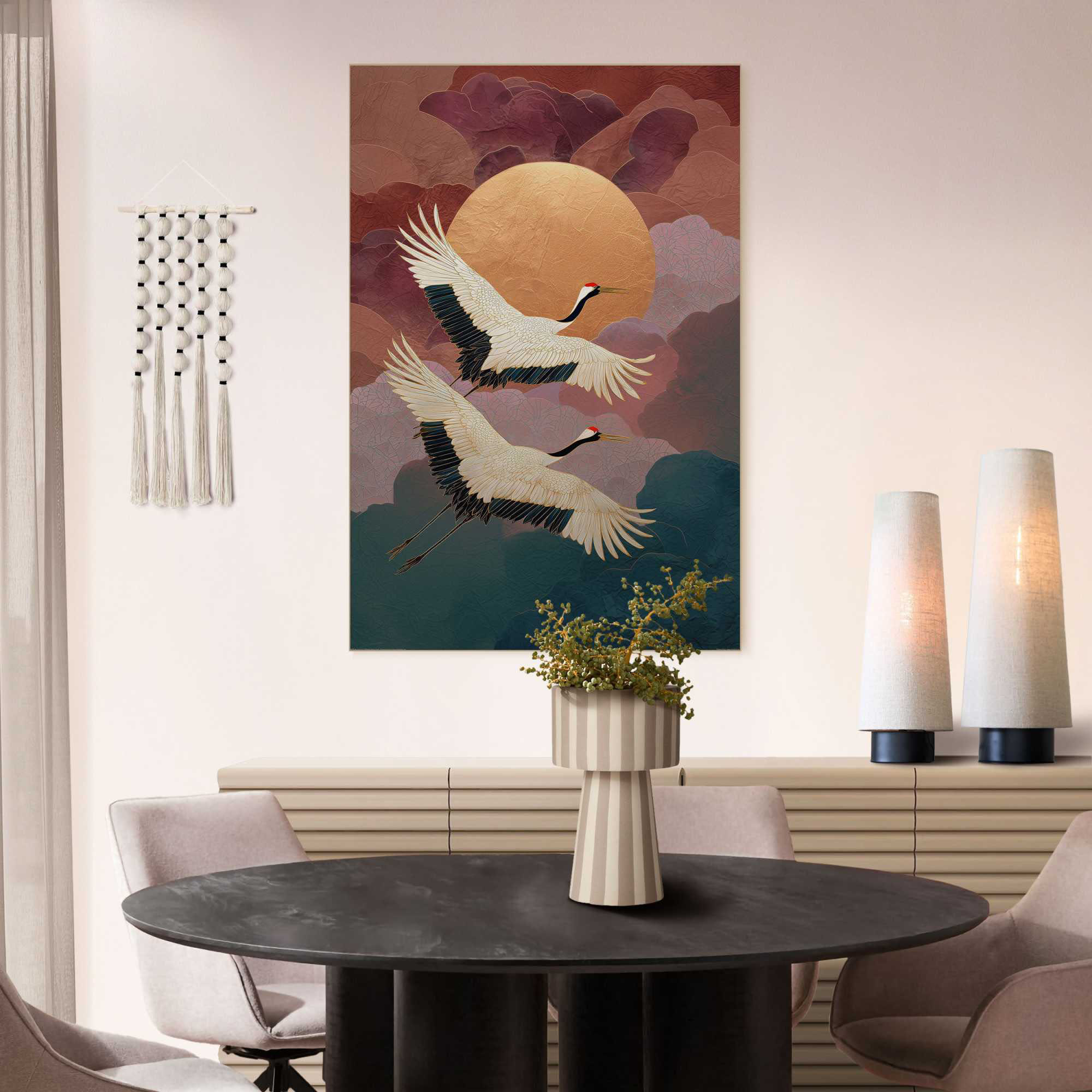 Das Wandbild „Migrating Cranes“ in Rot, 90 × 60 cm, hängt in einem eingerichteten Wohnraum und zeigt die Größenwirkung an der Wand.