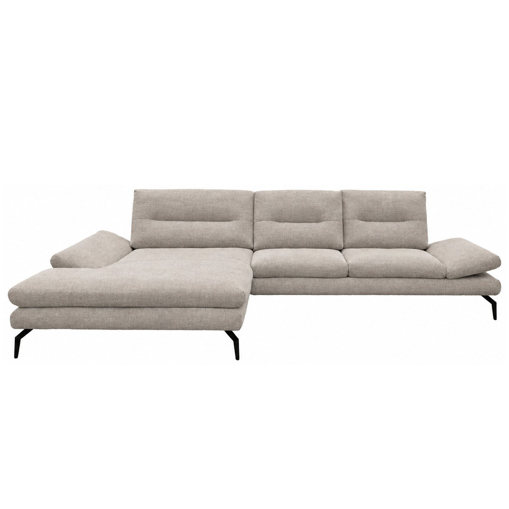 Frontalansicht des beigen Ecksofas mit großzügigem Longchair links, zwei Sitzplätzen rechts, angewinkelten Armlehnen und schwarzen Metallfüßen