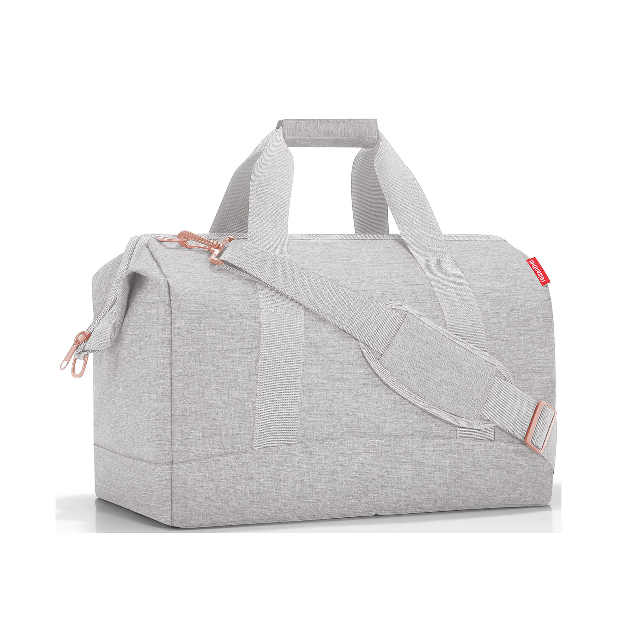 Reisetasche von Reisenthel, Modell Allrounder L, in sehr hellem Grau mit rosafarbenen Details, schräg von vorn mit Tragegriffen und Schultergurt.