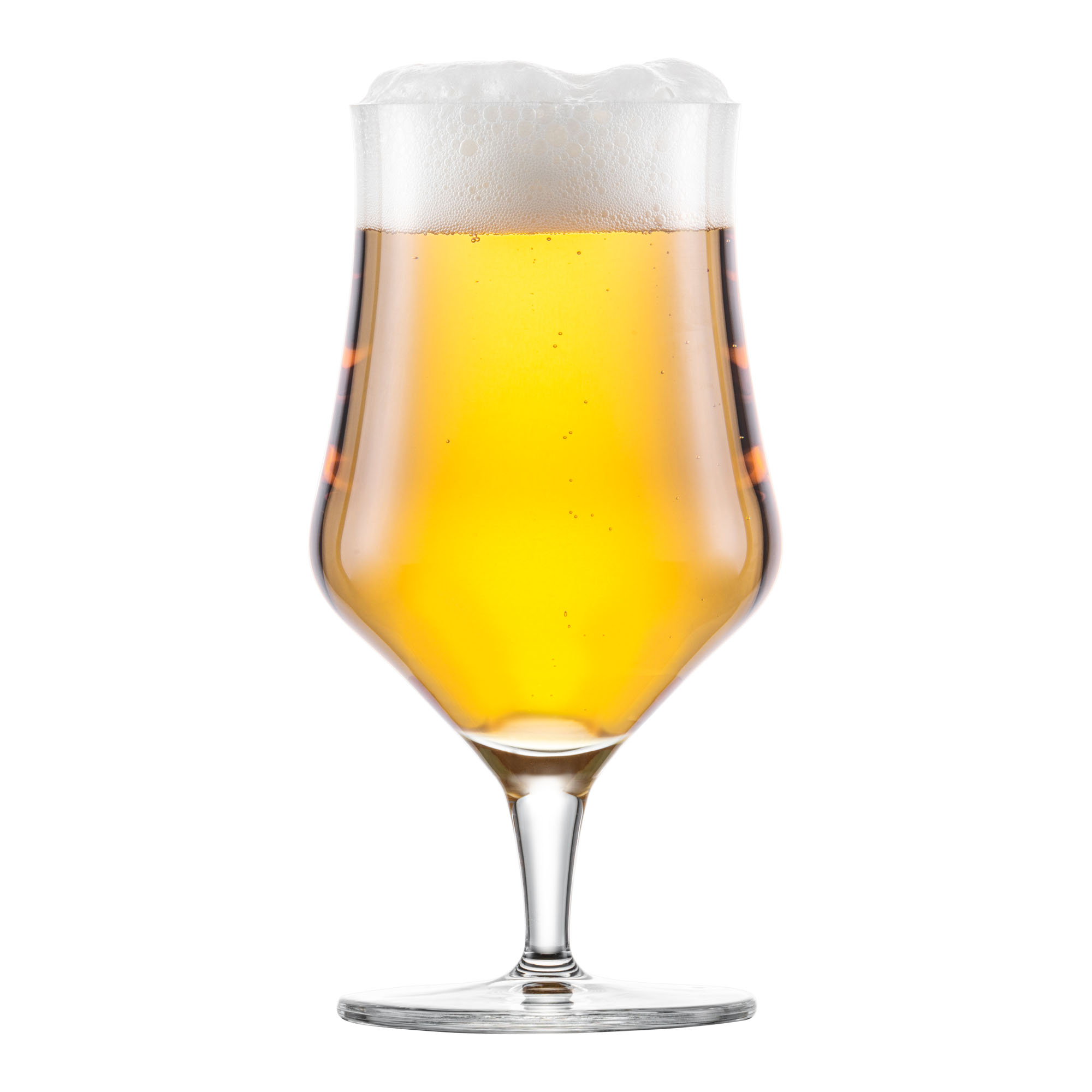 Beer-Basic-Craft-Beer-Glas mit bernsteinfarbenem Bier und heller Schaumkrone auf weißem Hintergrund.