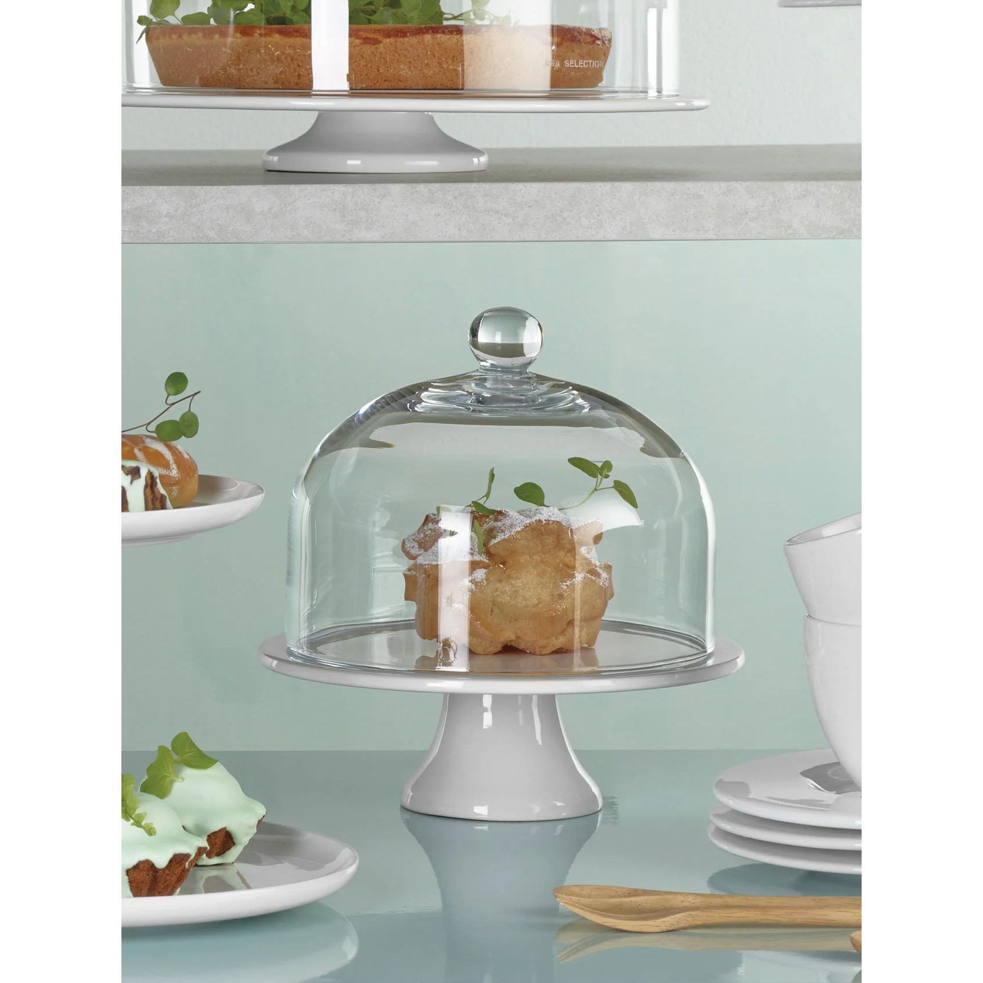 Glasglocke der Serie Grande, Farbe Transparent über Gebäck auf einer Tortenplatte.