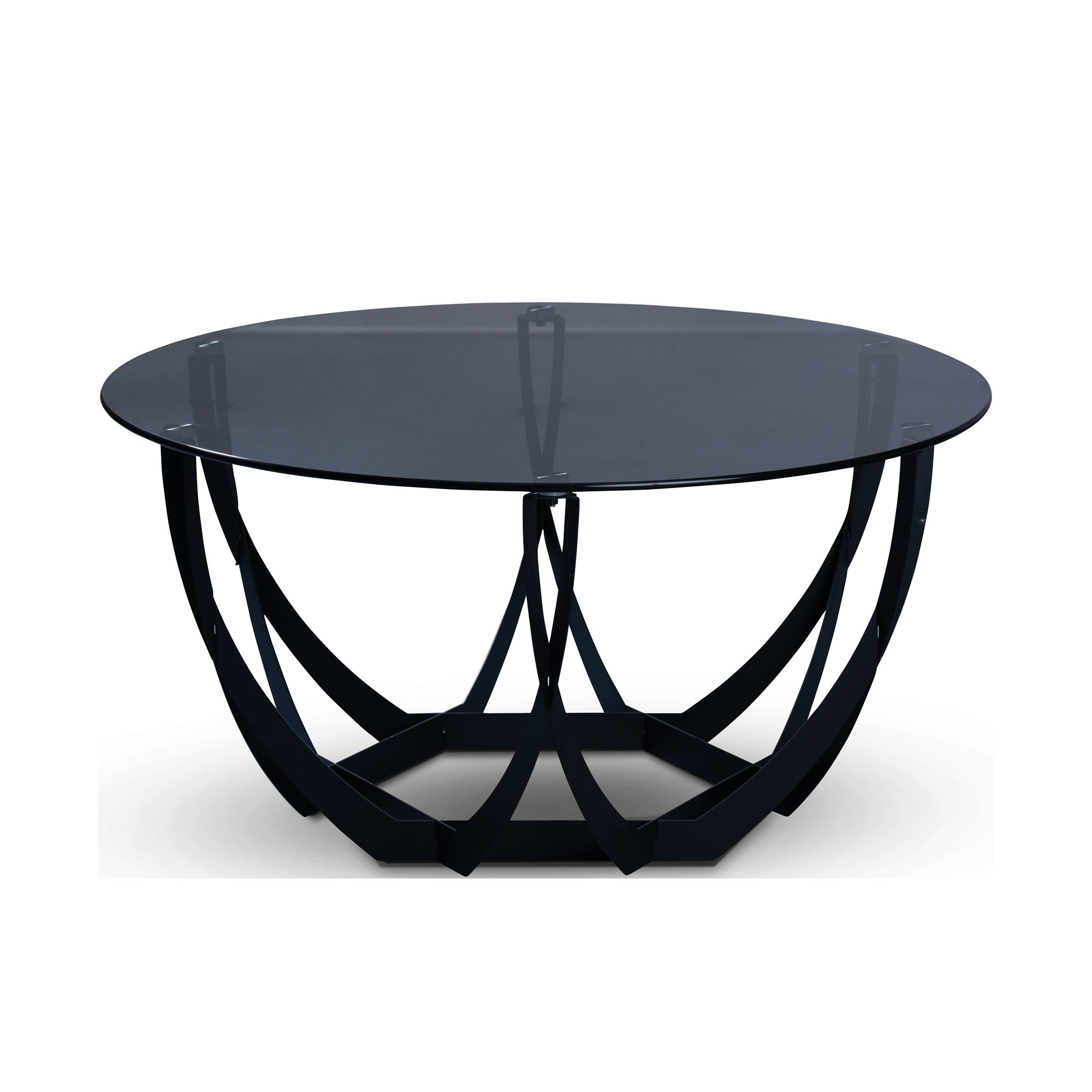 Moderner runder Couchtisch mit dunkler Glasplatte und kunstvoll gebogenem schwarzen Metallgestell in geometrischer Form, vor weißem Hintergrund fotografiert