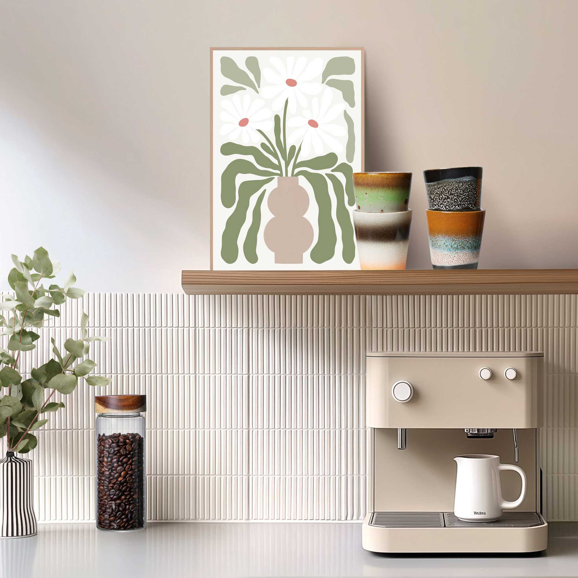 Das Wandbild „Abstract Flowers“ in Grün, 20 × 30 cm, hängt in einem eingerichteten Wohnraum und zeigt die Größenwirkung an der Wand.