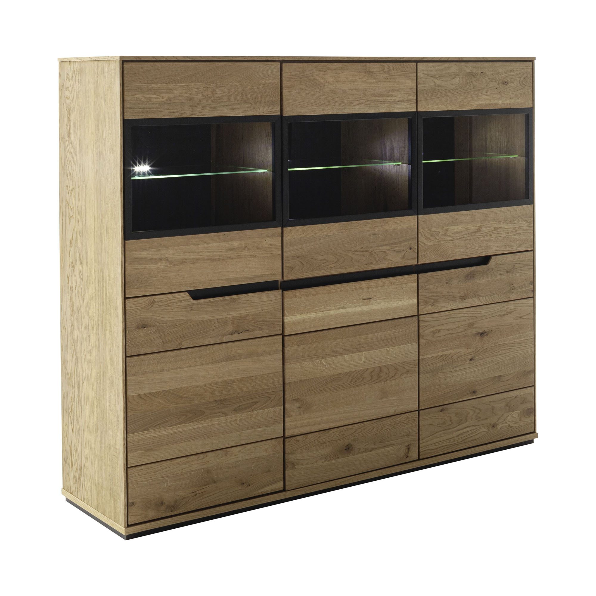 Eine moderne Vitrine aus hellem Holz mit drei Glastüren im oberen Bereich, integrierter Beleuchtung und mehreren Schubladen darunter