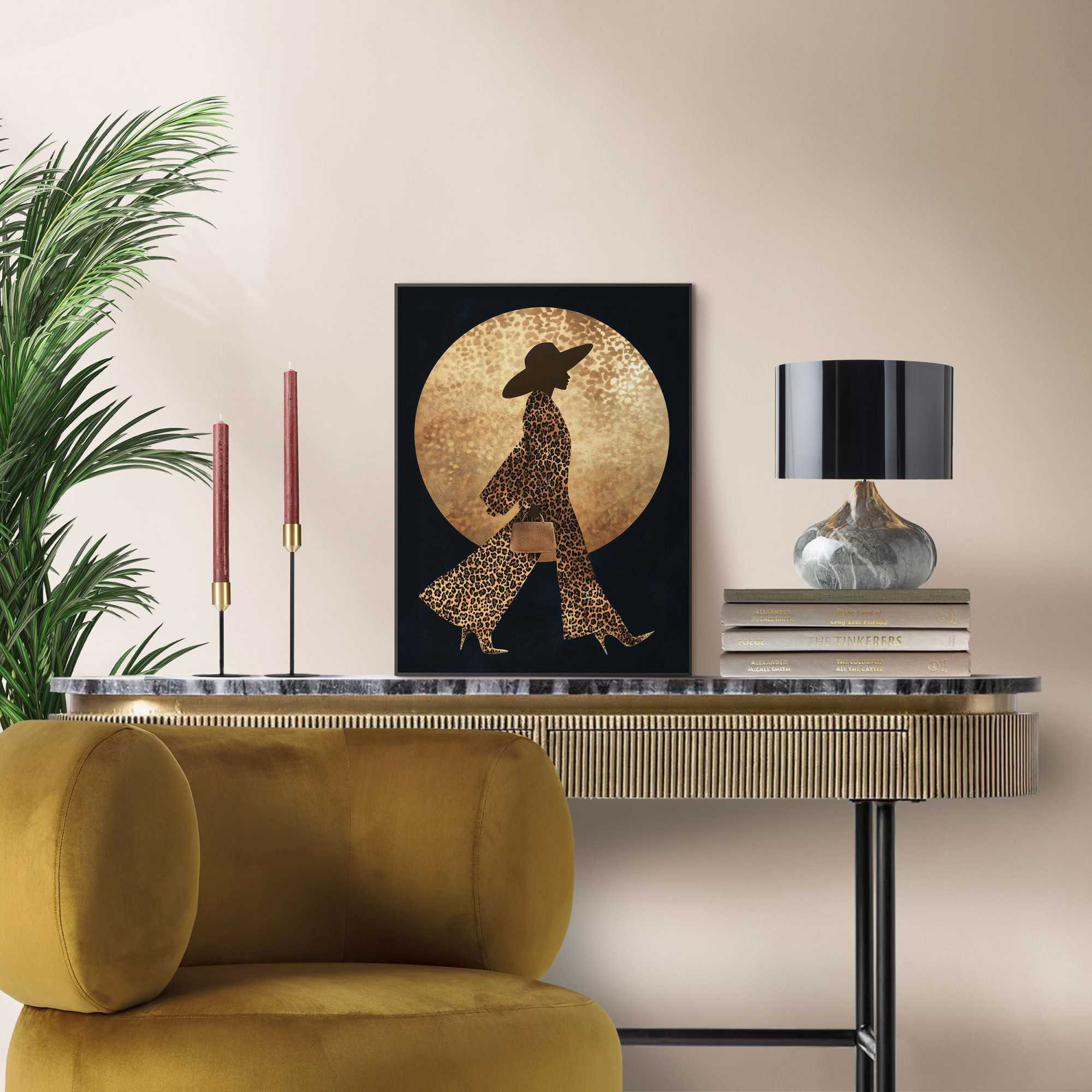 Das Wandbild „Walking Lady“ in Gold, 30 × 40 cm, hängt in einem eingerichteten Wohnraum und zeigt die Größenwirkung an der Wand.