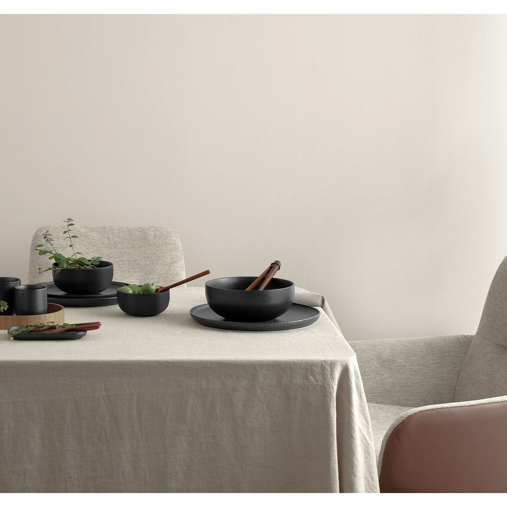 Buddha Bowl der Serie Coppa, Farbe Schwarz matt in einer gedeckten Tischszene mit weiterem Geschirr.