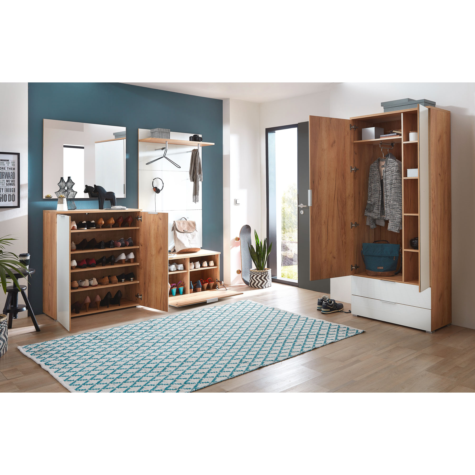 Moderne Flureinrichtung mit geöffneten Schuhschränken und Garderobenschrank